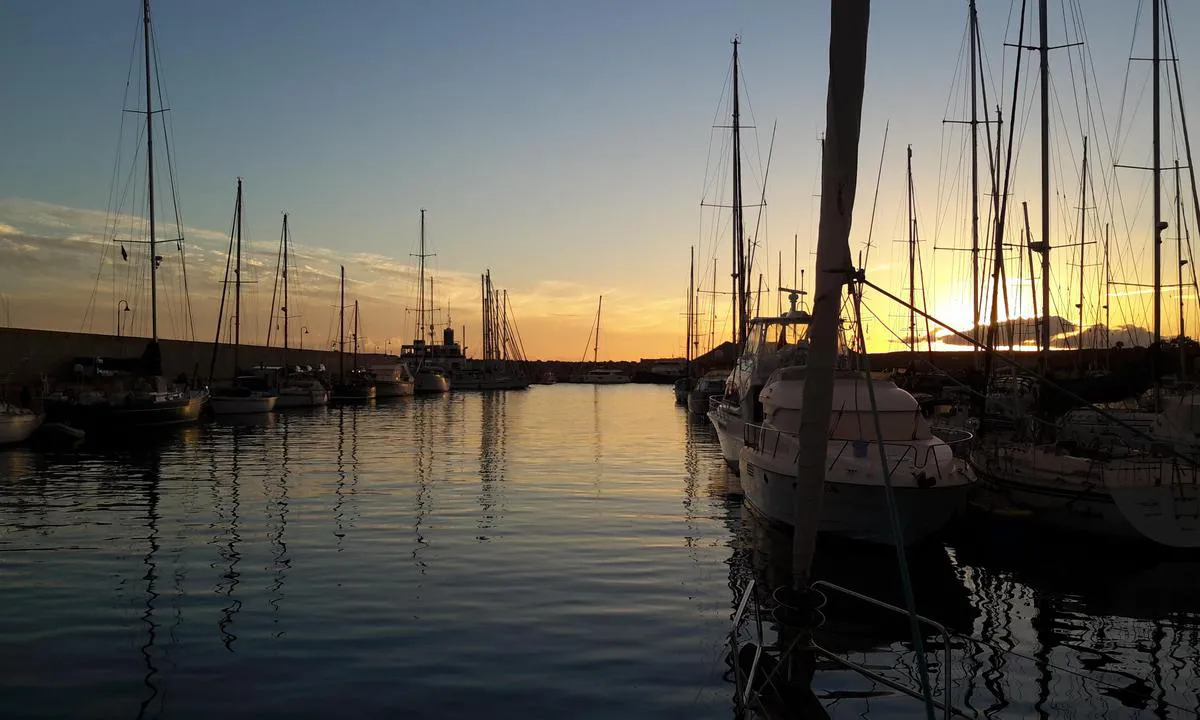 Marina San Miguel: Greit med plass å manøvrere i havna, men det behøves pga at havna er utsatt for vind fra nordøst.