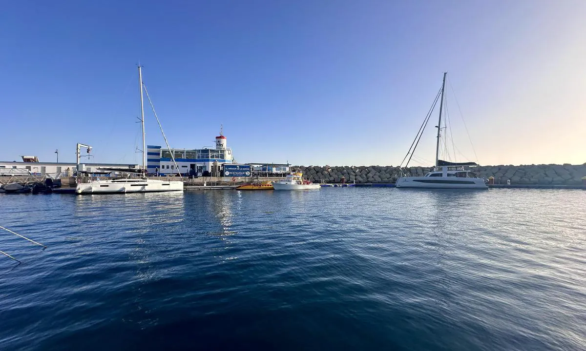 Marina San Miguel: {"base": "no", "no": "Havnekontor i 1. etg. Ventebrygge til h\u00f8yre.", "se": "Hamnkontor p\u00e5 f\u00f6rsta v\u00e5ningen. V\u00e4ntbrygga till h\u00f6ger.", "en": "Harbour office on the 1st floor. Waiting dock to the right.", "da": "Havnekontor i 1. etage. Ventebro til h\u00f8jre.", "fr": "Bureau du port au 1er \u00e9tage. Ponton d'attente \u00e0 droite.", "de": "Hafenb\u00fcro im 1. Stock. Wartepier rechts.", "es": "Oficina del puerto en la 1\u00aa planta. Muelle de espera a la derecha.", "it": "Ufficio del porto al 1\u00ba piano. Pontile d'attesa a destra.", "pt": "Escrit\u00f3rio do porto no 1\u00ba andar. Cais de espera \u00e0 direita.", "nl": "Havenkantoor op de 1e verdieping. Wachthaven aan de rechterkant.", "pl": "Biuro portu na 1. pi\u0119trze. Prawa strona nabrze\u017ca oczekiwania.", "uk": "\u0413\u0430\u0432\u0430\u043d\u044c\u043e\u0432\u0438\u0439 \u043e\u0444\u0456\u0441 \u043d\u0430 1-\u043c\u0443 \u043f\u043e\u0432\u0435\u0440\u0441\u0456. \u041f\u0440\u0438\u0447\u0430\u043b \u0434\u043b\u044f \u043e\u0447\u0456\u043a\u0443\u0432\u0430\u043d\u043d\u044f \u043f\u0440\u0430\u0432\u043e\u0440\u0443\u0447.", "ro": "Biroul portuar la parter. Pontoanele de a\u0219teptare la dreapta.", "tr": "1. katta liman ofisi. Sa\u011fda bekleme iskelesi.", "el": "\u0393\u03c1\u03b1\u03c6\u03b5\u03af\u03bf \u03bb\u03b9\u03bc\u03ad\u03bd\u03b1 \u03c3\u03c4\u03bf\u03bd 1\u03bf \u03cc\u03c1\u03bf\u03c6\u03bf. \u03a0\u03c1\u03bf\u03b2\u03bb\u03ae\u03c4\u03b1 \u03b1\u03bd\u03b1\u03bc\u03bf\u03bd\u03ae\u03c2 \u03c3\u03c4\u03b1 \u03b4\u03b5\u03be\u03b9\u03ac.", "cs": "P\u0159\u00edstavn\u00ed kancel\u00e1\u0159 v p\u0159\u00edzem\u00ed. \u010cekac\u00ed ponton vpravo.", "hu": "Kik\u00f6t\u0151iroda az 1. emeleten. V\u00e1r\u00f3hely a jobb oldalon.", "fi": "Satamakonttori 1. kerroksessa. Odotuslaituri oikealla.", "bg": "\u041f\u0440\u0438\u0441\u0442\u0430\u043d\u0438\u0449\u0435\u043d \u043e\u0444\u0438\u0441 \u043d\u0430 1-\u0432\u0438 \u0435\u0442\u0430\u0436. \u0418\u0437\u0447\u0430\u043a\u0432\u0430\u0442\u0435\u043b\u043d\u043e \u043a\u0435\u044f \u0432\u0434\u044f\u0441\u043d\u043e.", "sr": "Lu\u010dka kancelarija na prvom spratu. \u010ceka\u010dko pristani\u0161te desno.", "et": "Sadamakontor esimesel korrusel. Ootenukk paremal.", "lv": "Ostas birojs 1. st\u0101v\u0101. Gaid\u012b\u0161anas piest\u0101tne pa labi.", "lt": "Uosto biuras 1-ame auk\u0161te. Laukimo prieplauka de\u0161in\u0117je."}