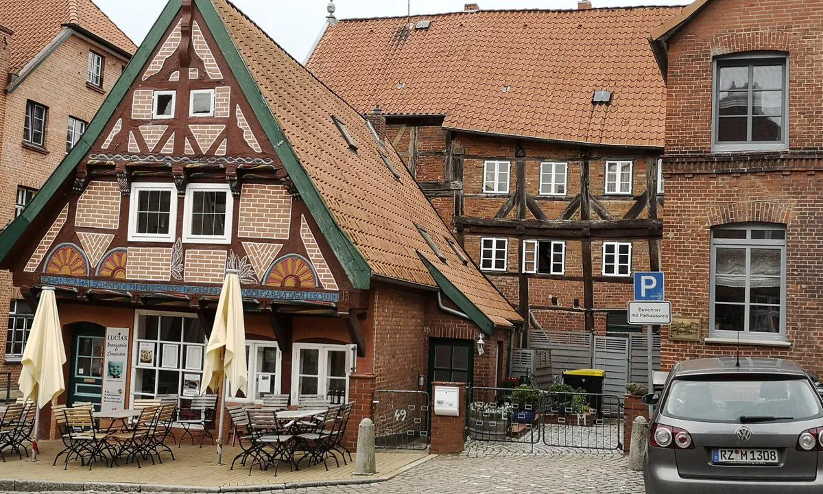 Marina Skippertreff Lauenburg: {"base": "de", "no": "Lauenburg gamleby ingen hus er rett", "se": "Lauenburg Altstadt inget hus \u00e4r rakt", "en": "Lauenburg Old Town no house is straight", "da": "Lauenburg Altstadt intet hus er lige", "fr": "Lauenburg Vieille Ville aucune maison n'est droite", "de": "Lauenburg Altstadt kein Haus ist gerade", "es": "Lauenburg Altstadt ninguna casa est\u00e1 recta", "it": "Lauenburg Citt\u00e0 Vecchia nessuna casa \u00e8 dritta", "pt": "Lauenburg Altstadt nenhuma casa est\u00e1 em linha reta", "nl": "Lauenburg Altstadt geen huis staat recht", "pl": "Lauenburg, Stare Miasto, \u017cadny dom nie jest prosty", "uk": "\u041b\u0430\u0443\u0435\u043d\u0431\u0443\u0440\u0433 \u0421\u0442\u0430\u0440\u0435 \u043c\u0456\u0441\u0442\u043e \u0436\u043e\u0434\u0435\u043d \u0431\u0443\u0434\u0438\u043d\u043e\u043a \u043d\u0435 \u0454 \u043f\u0440\u044f\u043c\u0438\u043c", "ro": "Lauenburg Ora\u0219ul Vechi nicio cas\u0103 nu este dreapt\u0103", "tr": "Lauenburg Altstadt'ta hi\u00e7bir ev d\u00fcz de\u011fildir.", "el": "\u039b\u03ac\u03bf\u03c5\u03b5\u03bd\u03bc\u03c0\u03bf\u03c5\u03c1\u03b3\u03ba \u03a0\u03b1\u03bb\u03b1\u03b9\u03ac \u03a0\u03cc\u03bb\u03b7 \u03ba\u03b1\u03bd\u03ad\u03bd\u03b1 \u03c3\u03c0\u03af\u03c4\u03b9 \u03b4\u03b5\u03bd \u03b5\u03af\u03bd\u03b1\u03b9 \u03b5\u03c5\u03b8\u03cd", "cs": "Lauenburg Star\u00e9 M\u011bsto \u017e\u00e1dn\u00fd d\u016fm nen\u00ed rovn\u00fd", "hu": "Lauenburg \u00f3v\u00e1ros\u00e1ban egyetlen h\u00e1z sem \u00e1ll egyenesen", "fi": "Lauenburgin vanhakaupunki ei ole yksik\u00e4\u00e4n talo suorassa", "bg": "\u041b\u0430\u0443\u0435\u043d\u0431\u0443\u0440\u0433 \u0421\u0442\u0430\u0440 \u0433\u0440\u0430\u0434 \u043d\u044f\u043c\u0430 \u0441\u0433\u0440\u0430\u0434\u0430, \u043a\u043e\u044f\u0442\u043e \u0435 \u043f\u0440\u0430\u0432\u0430", "sr": "\u0421\u0442\u0430\u0440\u0438 \u0433\u0440\u0430\u0434 \u041b\u0430\u0443\u0435\u043d\u0431\u0443\u0440\u0433 \u043d\u0438\u0458\u0435\u0434\u043d\u0430 \u043a\u0443\u045b\u0430 \u043d\u0438\u0458\u0435 \u043f\u0440\u0430\u0432\u0430", "et": "Lauenburgi vanalinnas ei ole \u00fckski maja sirge", "lv": "Lauenburgas Vecpils\u0113ta neviena m\u0101ja nav taisna", "lt": "Lauenburg Altstadt n\u0117 vienas namas n\u0117ra tiesus"}