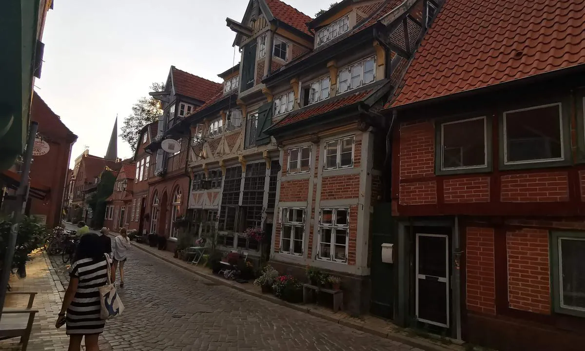 Marina Skippertreff Lauenburg: {"base": "de", "no": "Lauenburg gamleby ingen hus er rette", "se": "Lauenburg Altstadt inget hus \u00e4r rakt", "en": "Lauenburg Old Town no house is straight", "da": "Lauenburgs gamle bydel ingen hus er lige", "fr": "Lauenburg vieille ville aucune maison n'est droite", "de": "Lauenburg Altstadt kein Haus ist gerade", "es": "Lauenburg casco antiguo ninguna casa est\u00e1 recta", "it": "Lauenburg Altstadt nessuna casa \u00e8 dritta", "pt": "Cidade Velha de Lauenburg, nenhuma casa est\u00e1 reta", "nl": "Lauenburg Altstadt geen huis is recht", "pl": "Lauenburg Stare Miasto, \u017caden dom nie jest prosty", "uk": "\u041b\u044f\u0443\u0435\u043d\u0431\u0443\u0440\u0433 \u0410\u043b\u044c\u0442\u0448\u0442\u0430\u0434\u0442 \u0436\u043e\u0434\u0435\u043d \u0431\u0443\u0434\u0438\u043d\u043e\u043a \u043d\u0435 \u0454 \u043f\u0440\u044f\u043c\u0438\u043c", "ro": "Lauenburg Altstadt nicio cas\u0103 nu este dreapt\u0103", "tr": "Lauenburg Altstadt'ta hi\u00e7bir ev d\u00fczg\u00fcn de\u011fildir", "el": "\u039b\u03ac\u03bf\u03c5\u03b5\u03bd\u03bc\u03c0\u03bf\u03c5\u03c1\u03b3\u03ba \u03a0\u03b1\u03bb\u03b9\u03ac \u03a0\u03cc\u03bb\u03b7, \u03ba\u03b1\u03bd\u03ad\u03bd\u03b1 \u03c3\u03c0\u03af\u03c4\u03b9 \u03b4\u03b5\u03bd \u03b5\u03af\u03bd\u03b1\u03b9 \u03af\u03c3\u03b9\u03bf", "cs": "Lauenburg Altstadt \u017e\u00e1dn\u00fd d\u016fm nen\u00ed rovn\u00fd", "hu": "Lauenburg \u00f3v\u00e1ros\u00e1ban egy h\u00e1z sem egyenes", "fi": "Lauenburgin vanhakaupunki ei ole mik\u00e4\u00e4n talo suorassa", "bg": "\u041b\u0430\u0443\u0435\u043d\u0431\u0443\u0440\u0433 \u0421\u0442\u0430\u0440\u0438\u044f \u0433\u0440\u0430\u0434 \u043d\u044f\u043c\u0430 \u043a\u044a\u0449\u0430, \u043a\u043e\u044f\u0442\u043e \u0434\u0430 \u0435 \u043f\u0440\u0430\u0432\u0430", "sr": "\u041b\u0430\u0443\u0435\u043d\u0431\u0443\u0440\u0433 \u0421\u0442\u0430\u0440\u0438 \u0433\u0440\u0430\u0434 \u043d\u0438\u0458\u0435\u0434\u043d\u0430 \u043a\u0443\u045b\u0430 \u043d\u0438\u0458\u0435 \u043f\u0440\u0430\u0432\u0430", "et": "Lauenburgi vanalinnas pole \u00fckski maja sirge", "lv": "Lauenburgas Vecpils\u0113ta nav nevienas taisnas m\u0101jas", "lt": "Lauenburg Altstadt n\u0117 vienas namas n\u0117ra tiesus"}