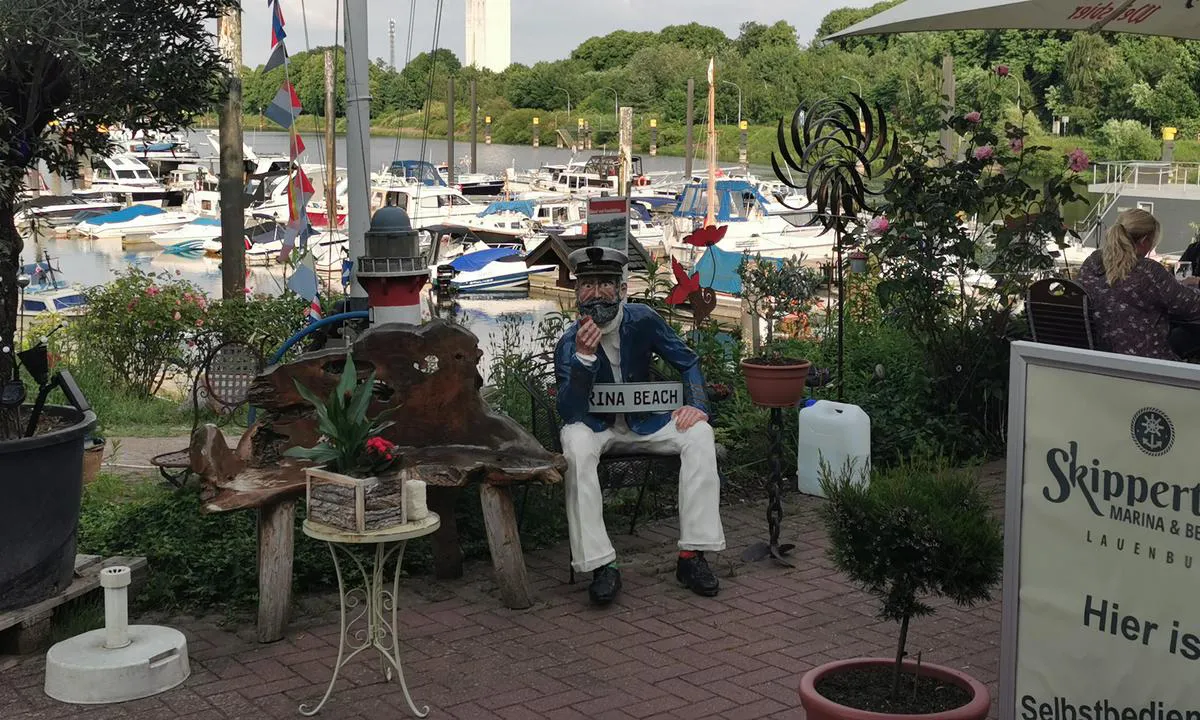 {"base": "de", "no": "Marina Skipperm\u00f8te Lauenburg", "se": "Marina Skippertreff Lauenburg", "en": "Marina Skipper Meeting Lauenburg", "da": "Marina Skippertreff Lauenburg", "fr": "Marina Skippertreff Lauenburg", "de": "Marina Skippertreff Lauenburg", "es": "Marina Skippertreff Lauenburg", "it": "Marina Skippertreff Lauenburg", "pt": "Marina Skippertreff Lauenburg", "nl": "Marina Skippertreff Lauenburg", "pl": "Marina Skippertreff Lauenburg", "uk": "\u041c\u0430\u0440\u0438\u043d\u0430 \u0421\u043a\u0456\u043f\u043f\u0435\u0440\u0442\u0440\u0435\u0444\u0444 \u041b\u0430\u0443\u0435\u043d\u0431\u0443\u0440\u0433", "ro": "Marina Skippertreff Lauenburg", "tr": "Marina Skippertreff Lauenburg", "el": "\u039c\u03b1\u03c1\u03af\u03bd\u03b1 Skippertreff Lauenburg", "cs": "Marina Skippertreff Lauenburg", "hu": "Skippertreff Lauenburg Marina", "fi": "Marina Skippertreff Lauenburg", "bg": "\u041c\u0430\u0440\u0438\u043d\u0430 \u0421\u043a\u0438\u043f\u0435\u0440 treff \u041b\u0430\u0443\u0435\u043d\u0431\u0443\u0440\u0433", "sr": "\u041c\u0430\u0440\u0438\u043d\u0430 \u0421\u043a\u0438\u043f\u0435\u0440\u0442\u0440\u0435\u0444 \u041b\u0430\u0443\u0435\u043d\u0431\u0443\u0440\u0433", "et": "Marina Skippertreff Lauenburg", "lv": "Marina Skippertreff Lauenburg", "lt": "Marina Skippertreff Lauenburg"}