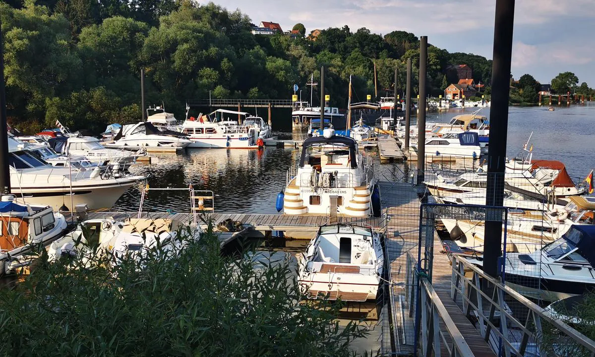 {"base": "de", "no": "Marina Skippertreff Lauenburg", "se": "Marina Skepparkompis Lauenburg", "en": "Marina Skipper Meeting Lauenburg", "da": "Marina Skippertreff Lauenburg", "fr": "Marina Skippertreff Lauenburg", "de": "Marina Skippertreff Lauenburg", "es": "Marina Skippertreff Lauenburg", "it": "Marina Skippertreff Lauenburg", "pt": "Marina Skippertreff Lauenburg", "nl": "Marina Skippertreff Lauenburg", "pl": "Marina Skippertreff Lauenburg", "uk": "\u041c\u0430\u0440\u0438\u043d\u0430 \u0421\u043a\u0456\u043f\u043f\u0435\u0440\u0442\u0440\u0435\u0444\u0444 \u041b\u0430\u0443\u0435\u043d\u0431\u0443\u0440\u0433", "ro": "Marina Skippertreff Lauenburg", "tr": "Marina Skippertreff Lauenburg", "el": "<p>\u039c\u03b1\u03c1\u03af\u03bd\u03b1 Skippertreff \u039b\u03ac\u03bf\u03c5\u03b5\u03bd\u03bc\u03c0\u03bf\u03c5\u03c1\u03b3\u03ba</p>", "cs": "Marina Skippertreff Lauenburg", "hu": "Marina Skippertreff Lauenburg", "fi": "Marina Skippertreff Lauenburg", "bg": "\u041f\u0440\u0438\u0441\u0442\u0430\u043d\u0438\u0449\u0435 \u0421\u043a\u0435\u043f\u0435\u0440\u0441\u0440\u0435\u0449\u0430 \u041b\u0430\u0443\u0435\u043d\u0431\u0443\u0440\u0433", "sr": "\u041c\u0430\u0440\u0438\u043d\u0430 \u0421\u043a\u0438\u043f\u0435\u0440\u0442\u0440\u0435\u0444 \u041b\u0430\u0443\u043d\u0431\u0443\u0440\u0433", "et": "Marina Skippertreff Lauenburg", "lv": "Marina Skippertreff Lauenburg", "lt": "Skiperi\u0173 susitikimo vieta Lauenburge"}
