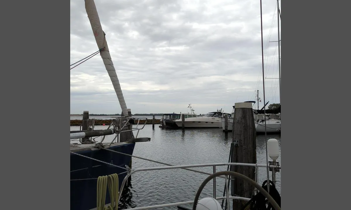 Marina Stellendam - Goeree-Overflakkee: {"base": "en", "no": "Fort\u00f8yninger med p\u00e5ler for de st\u00f8rre b\u00e5tplassene 15 meter", "se": "Mooringplatser med p\u00e5lar f\u00f6r de st\u00f6rre b\u00e5tarna, 15 meter", "en": "Moorings with poles for the bigger boxes 15 meters", "da": "Fort\u00f8jninger med p\u00e6le til de st\u00f8rre bokse 15 meter"}