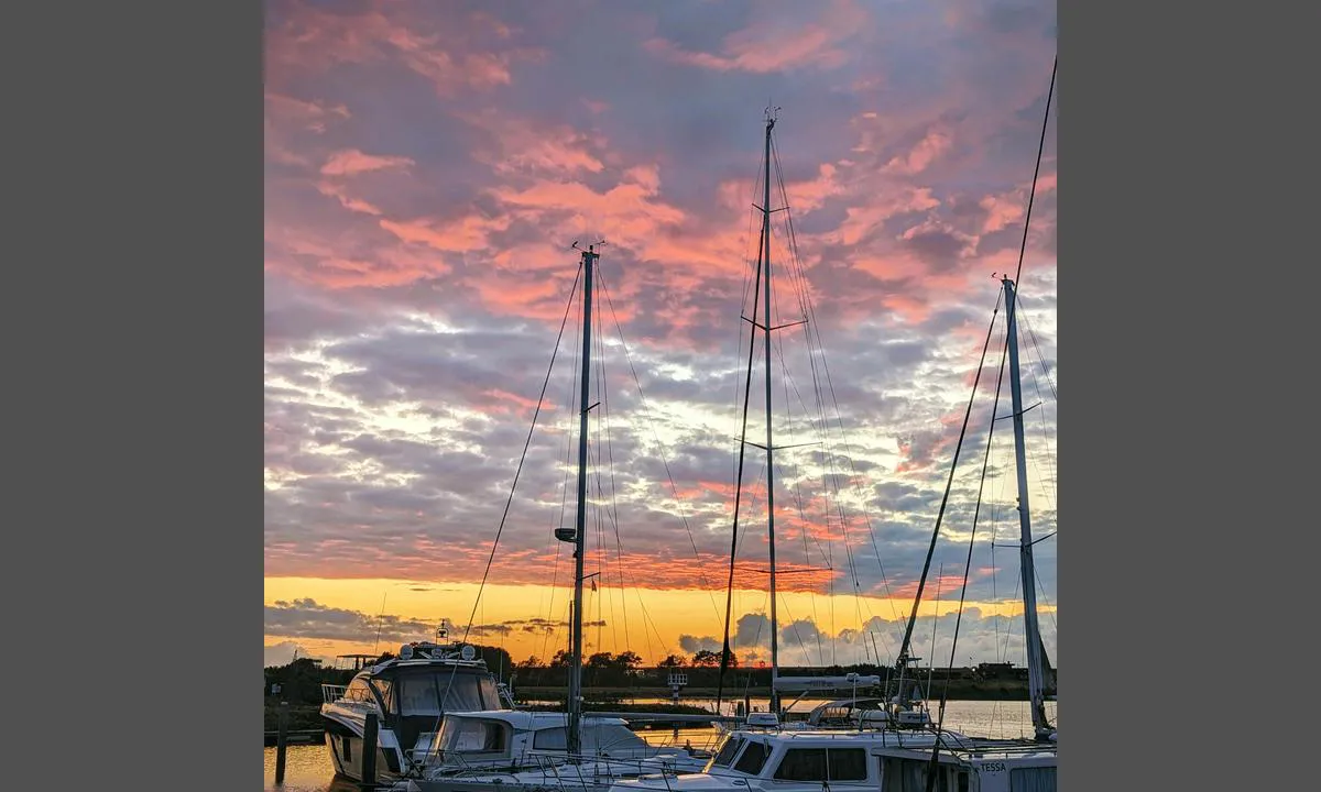 Marina Stellendam - Goeree-Overflakkee: {"base": "en", "no": "Ser nordvestover mot havneinngangen. Til venstre g\u00e5r du til slusen i Haringvliet-dammen og ogs\u00e5 til drivstoffbryggen. Til h\u00f8yre g\u00e5r du ut p\u00e5 Haringvliet.", "se": "Tittar nordv\u00e4st mot hamninloppet. Till v\u00e4nster g\u00e5r du till slussen i Haringvliet-dammen och \u00e4ven till tankbryggan. Till h\u00f6ger g\u00e5r du ut p\u00e5 Haringvliet.", "en": "Looking North West towards harbour entrance. Left you go to the lock in the Haringvliet dam and also to the fuel dock. Right you go onto the Haringvliet.", "da": "Kigger mod nordvest mod havneindgangen. Til venstre g\u00e5r du til slusen i Haringvliet-d\u00e6mningen og ogs\u00e5 til br\u00e6ndstofbroen. Til h\u00f8jre sejler du ud p\u00e5 Haringvliet."}