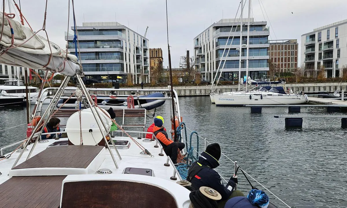 {"base": "en", "no": "Forbereder \u00e5 legge til i marina", "se": "F\u00f6rbereda f\u00f6r att l\u00e4gga till i hamnen", "en": "Preparing to park in marina", "da": "Forbereder til at l\u00e6gge til i marinaen", "fr": "Pr\u00e9parer \u00e0 accoster dans la marina", "de": "Vorbereitung zum Anlegen in der Marina", "es": "Prepar\u00e1ndose para atracar en la marina", "it": "Preparazione all'ormeggio in marina", "pt": "Preparando-se para atracar na marina", "nl": "Voorbereiden om te parkeren in de jachthaven", "pl": "Przygotowanie do cumowania w marinie", "uk": "\u041f\u0456\u0434\u0433\u043e\u0442\u043e\u0432\u043a\u0430 \u0434\u043e \u0441\u0442\u043e\u044f\u043d\u043a\u0438 \u0432 \u043c\u0430\u0440\u0438\u043d\u0456", "ro": "Preg\u0103tiri pentru acostarea \u00een marin\u0103", "tr": "Marinaya Park Edecek \u015eekilde Haz\u0131rl\u0131k", "el": "\u03a0\u03c1\u03bf\u03b5\u03c4\u03bf\u03b9\u03bc\u03b1\u03c3\u03af\u03b1 \u03b3\u03b9\u03b1 \u03b1\u03b3\u03ba\u03c5\u03c1\u03bf\u03b2\u03cc\u03bb\u03b7\u03c3\u03b7 \u03c3\u03c4\u03b7 \u03bc\u03b1\u03c1\u03af\u03bd\u03b1", "cs": "P\u0159\u00edprava na parkov\u00e1n\u00ed v marin\u011b", "hu": "Felk\u00e9sz\u00fcl\u00e9s a kik\u00f6t\u0151ben val\u00f3 parkol\u00e1sra", "fi": "Valmistautuminen satamassa venepaikoitukseen", "bg": "\u041f\u043e\u0434\u0433\u043e\u0442\u043e\u0432\u043a\u0430 \u0437\u0430 \u043f\u0430\u0440\u043a\u0438\u0440\u0430\u043d\u0435 \u0432 \u043c\u0430\u0440\u0438\u043d\u0430\u0442\u0430", "sr": "Priprema za parkiranje u marini", "et": "Valmistumine sadamas parkimiseks", "lv": "Gatavojoties piest\u0101t ost\u0101", "lt": "Ruo\u0161iamasi \u0161vartuotis prieplaukoje"}