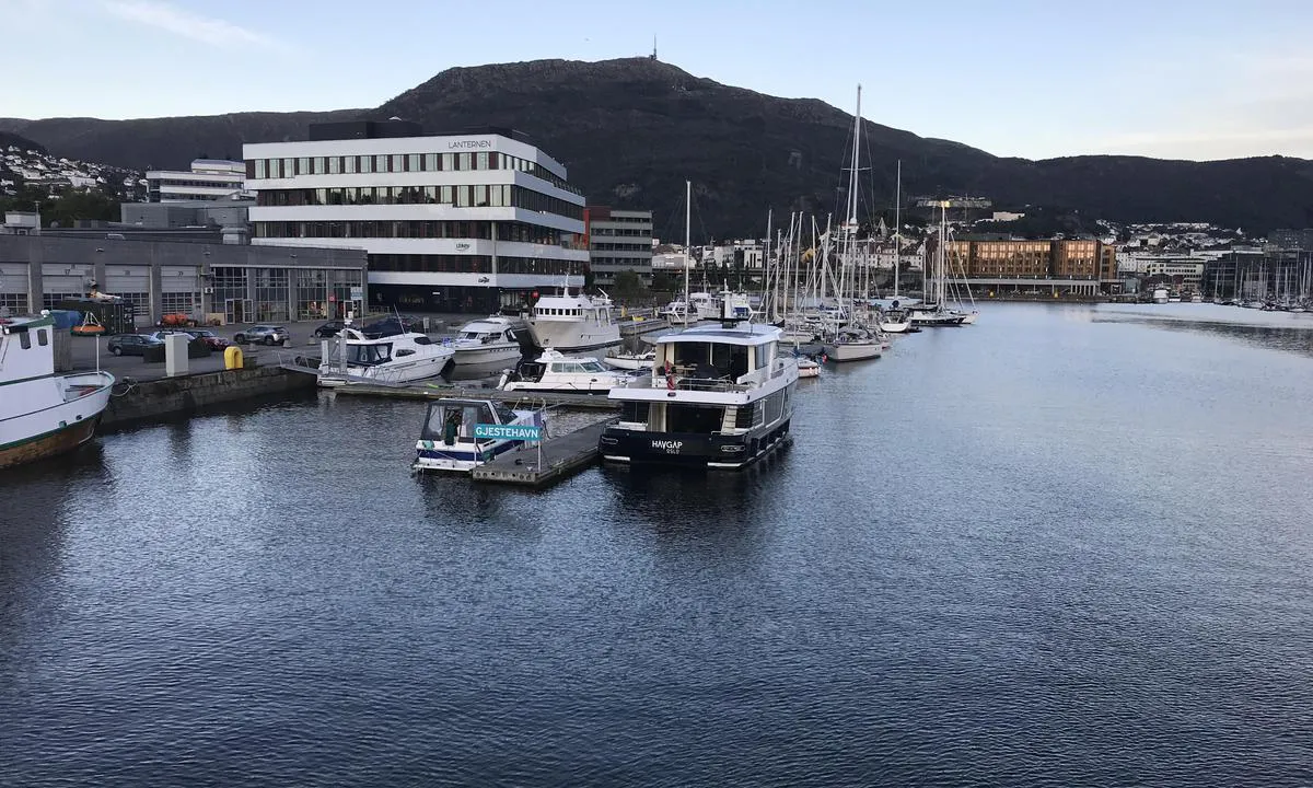 Marineholmen: Gjestebrygga sett fra gangbrua Småpudden. Ulriken i bakgrunnen.