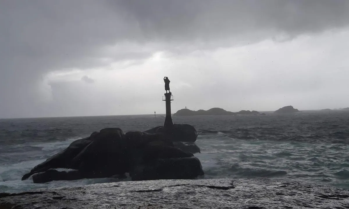 Marinepollen - Svolvær: {"base": "no", "no": "Statuen av ''Fiskerkona'' p\u00e5 skj\u00e6ret utenfor moloen p\u00e5 Svin\u00f8ya.\r\nEn fin tur som de fleste kan g\u00e5.\r\nNB! Veien g\u00e5r gjennom industriomr\u00e5de med d\u00e5rlig grusvei.", "se": "Statyn av ''Fiskarhustrun'' p\u00e5 sk\u00e4ret utanf\u00f6r piren vid Svin\u00f8ya.<br>En fin tur som de flesta kan g\u00e5.<br>OBS! V\u00e4gen g\u00e5r genom industriomr\u00e5de med d\u00e5lig grusv\u00e4g.", "en": "The statue of ''The Fisherman's Wife'' on the skerry outside the breakwater at Svin\u00f8ya.<br>A nice trip that most people can take.<br>NB! The path goes through an industrial area with a poorly maintained gravel road.", "da": "Statuen af ''Fiskerkonen'' p\u00e5 sk\u00e6ret uden for molen p\u00e5 Svin\u00f8ya.<br>En fin tur som de fleste kan g\u00e5.<br><b>NB!</b> Vejen g\u00e5r gennem industriomr\u00e5de med d\u00e5rlig grusvej."}