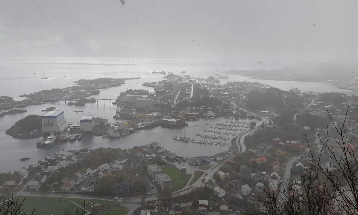 Svolvær en regntung dag.
Marinepollen småbåthavn midt i bildet.
Bilde er tatt fra toppen av Djeveltrappen.