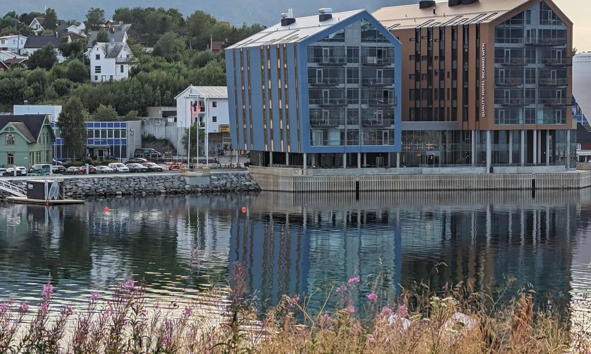 Markedsbrygga - Stokmarknes: Quality Hotel Richard With med badstuen Dypp på flåte like bortenfor båthavna.