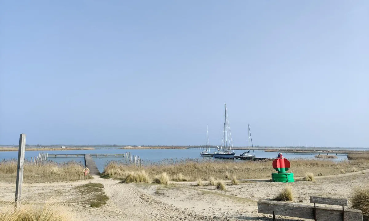 Marker Wadden: {"base": "nl", "no": "Fra havnekontoret", "se": "Fr\u00e5n hamnkontoret", "en": "From the harbor office", "da": "Fra havnekontoret", "fr": "Depuis le bureau du port", "de": "Vom Hafenb\u00fcro", "es": "Desde la oficina del puerto", "it": "Dall'ufficio portuale", "pt": "A partir do escrit\u00f3rio do porto", "nl": "Vanaf het havenkantoor", "pl": "Od biura portu", "uk": "\u0412\u0456\u0434 \u043e\u0444\u0456\u0441\u0443 \u0433\u0430\u0432\u0430\u043d\u0456", "ro": "De la biroul portului", "tr": "Liman ofisinden", "el": "<p>\u0391\u03c0\u03cc \u03c4\u03bf \u03b3\u03c1\u03b1\u03c6\u03b5\u03af\u03bf \u03c4\u03bf\u03c5 \u03bb\u03b9\u03bc\u03b1\u03bd\u03b9\u03bf\u03cd</p>", "cs": "Od p\u0159\u00edstavn\u00ed kancel\u00e1\u0159e", "hu": "A kik\u00f6t\u0151i irod\u00e1t\u00f3l", "fi": "Satamatoimistosta", "bg": "\u041e\u0442 \u043f\u0440\u0438\u0441\u0442\u0430\u043d\u0438\u0449\u043d\u0430\u0442\u0430 \u043a\u0430\u043d\u0446\u0435\u043b\u0430\u0440\u0438\u044f", "sr": "\u041e\u0434 \u043a\u0430\u043d\u0446\u0435\u043b\u0430\u0440\u0438\u0458\u0435 \u043b\u0443\u043a\u0435", "et": "Sadamakontorist", "lv": "No ostas biroja", "lt": "Nuo uosto biuro"}