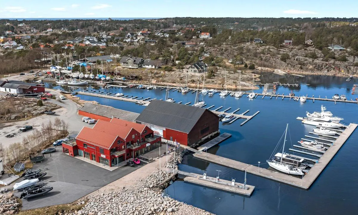 Marnet Marine Park MMP: {"base": "no", "no": "Anlegget 2024", "se": "Anl\u00e4ggningen 2024", "en": "The facility 2024", "da": "Anl\u00e6gget 2024", "fr": "Les installations 2024", "de": "Die Anlage 2024", "es": "El muelle 2024", "it": "L'impianto 2024", "pt": "A instala\u00e7\u00e3o 2024", "nl": "De faciliteit 2024", "pl": "Obiekt 2024", "uk": "\u041e\u0431'\u0454\u043a\u0442 2024", "ro": "Instala\u021bia 2024", "tr": "Tesis 2024", "el": "\u0397 \u03b5\u03b3\u03ba\u03b1\u03c4\u03ac\u03c3\u03c4\u03b1\u03c3\u03b7 2024", "cs": "Za\u0159\u00edzen\u00ed 2024", "hu": "A l\u00e9tes\u00edtm\u00e9ny 2024", "fi": "Laitos 2024", "bg": "\u0418\u043d\u0441\u0442\u0430\u043b\u0430\u0446\u0438\u044f 2024", "sr": "\u041f\u0440\u043e\u0458\u0435\u043a\u0430\u0442 2024", "et": "Rajatis 2024", "lv": "Iek\u0101rta 2024", "lt": "Statinys 2024"}