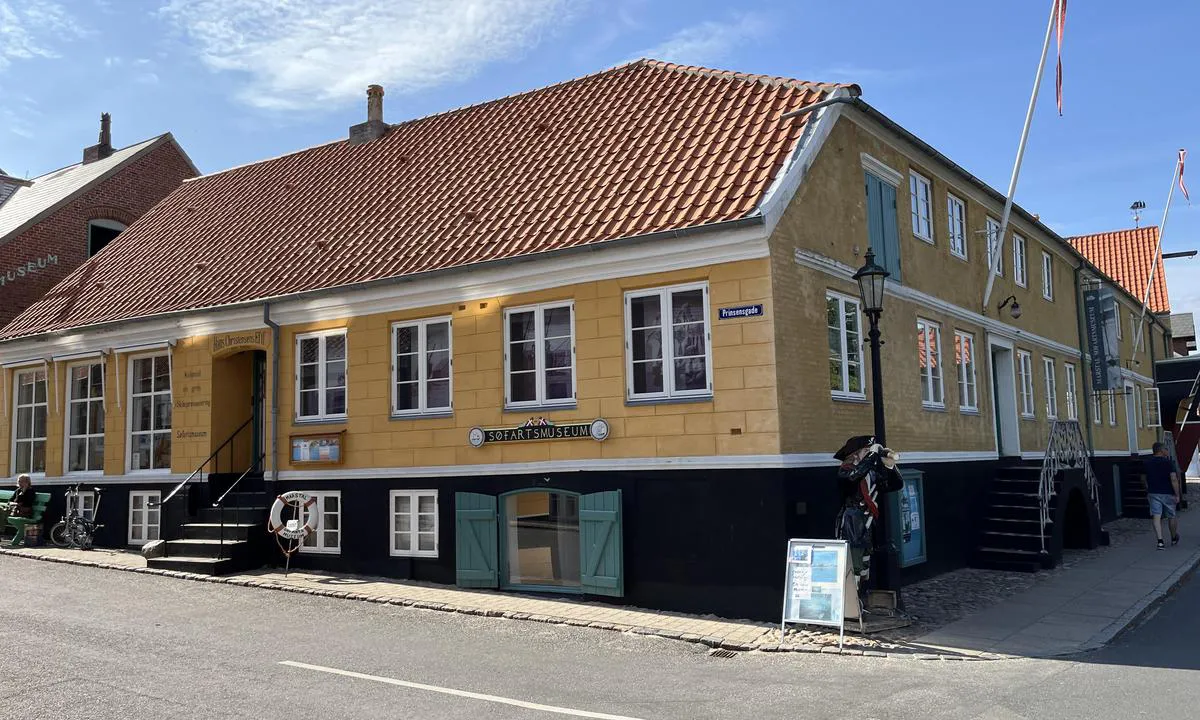 {"base": "da", "no": "Marstal Sj\u00f8fartsmuseum", "se": "Marstal sj\u00f6fartsmuseum", "en": "Marstal Maritime Museum", "da": "Marstal Sj\u00f8fartsmuseum", "fr": "Mus\u00e9e Maritime de Marstal", "de": "Marstal Seefahrtsmuseum", "es": "Museo Mar\u00edtimo de Marstal", "it": "Marstal Museo della Navigazione", "pt": "Museu da Navega\u00e7\u00e3o Mar\u00edtima de Marstal", "nl": "Marstal Zeevaartmuseum", "pl": "Muzeum Morskie w Marstal", "uk": "\u041c\u0430\u0440\u0441\u0442\u0430\u043b\u044c\u0441\u044c\u043a\u0438\u0439 \u043c\u043e\u0440\u0435\u043f\u043b\u0430\u0432\u0441\u044c\u043a\u0438\u0439 \u043c\u0443\u0437\u0435\u0439", "ro": "Muzeul Maritim Marstal", "tr": "Marstal Denizcilik M\u00fczesi", "el": "\u039d\u03b1\u03c5\u03c4\u03b9\u03ba\u03cc \u039c\u03bf\u03c5\u03c3\u03b5\u03af\u03bf \u039c\u03b1\u03c1\u03c3\u03c4\u03ad\u03bb", "cs": "Muzeum n\u00e1mo\u0159nictv\u00ed Marstal", "hu": "Marstal Tenger\u00e9szeti M\u00fazeum", "fi": "Marstalin Merenkulkumuseo", "bg": "\u041c\u0443\u0437\u0435\u0439 \u043d\u0430 \u043c\u043e\u0440\u0435\u043f\u043b\u0430\u0432\u0430\u043d\u0435\u0442\u043e \u041c\u0430\u0440\u0441\u0442\u0430\u043b", "sr": "Pomorski muzej Marstal", "et": "Marstali Meremuuseum", "lv": "Marstal J\u016bras muzejs", "lt": "Marstalo j\u016br\u0173 muziejus"}