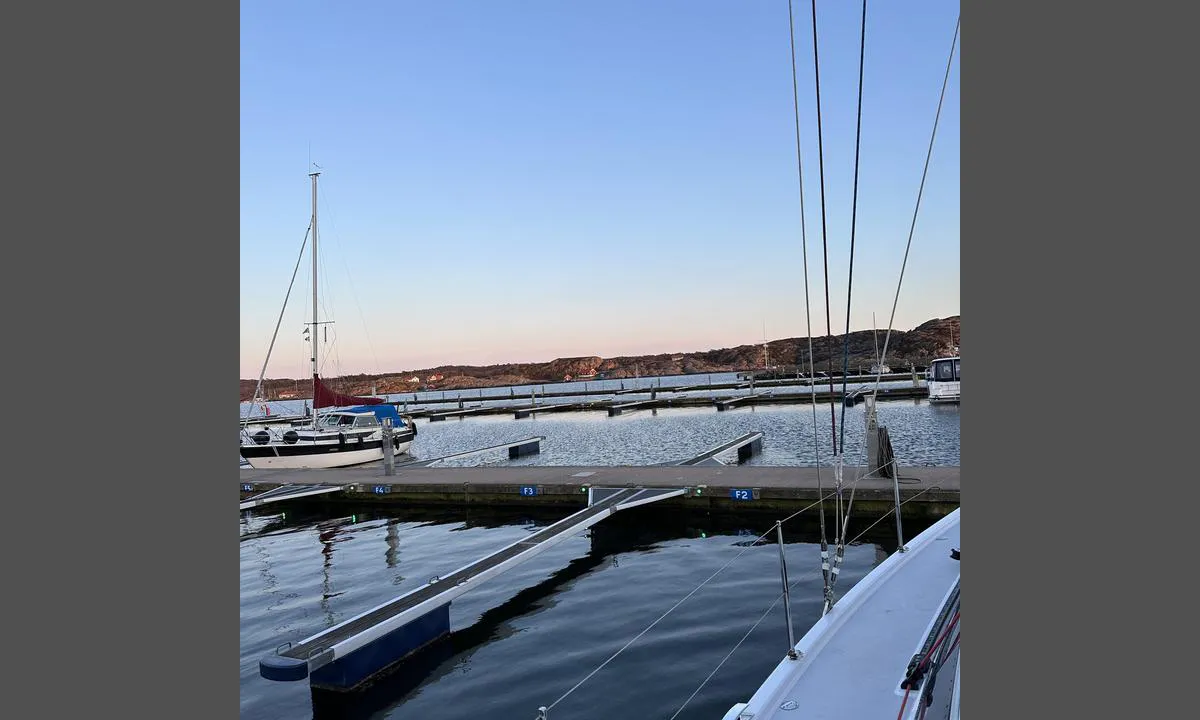 {"base": "se", "no": "B\u00e5tplass kan reserveres p\u00e5 forh\u00e5nd p\u00e5 gjestehavnens hjemmeside marstrandsgasthamn.se.", "se": "B\u00e5tplats g\u00e5r att boka i f\u00f6rv\u00e4g p\u00e5 g\u00e4sthamnens hemsida marstrandsgasthamn.se.", "en": "Boat berth can be booked in advance on the guest harbor's website marstrandsgasthamn.se.", "da": "B\u00e5tplads kan reserveres p\u00e5 forh\u00e5nd p\u00e5 g\u00e6stehavnens hjemmeside marstrandsgasthamn.se."}