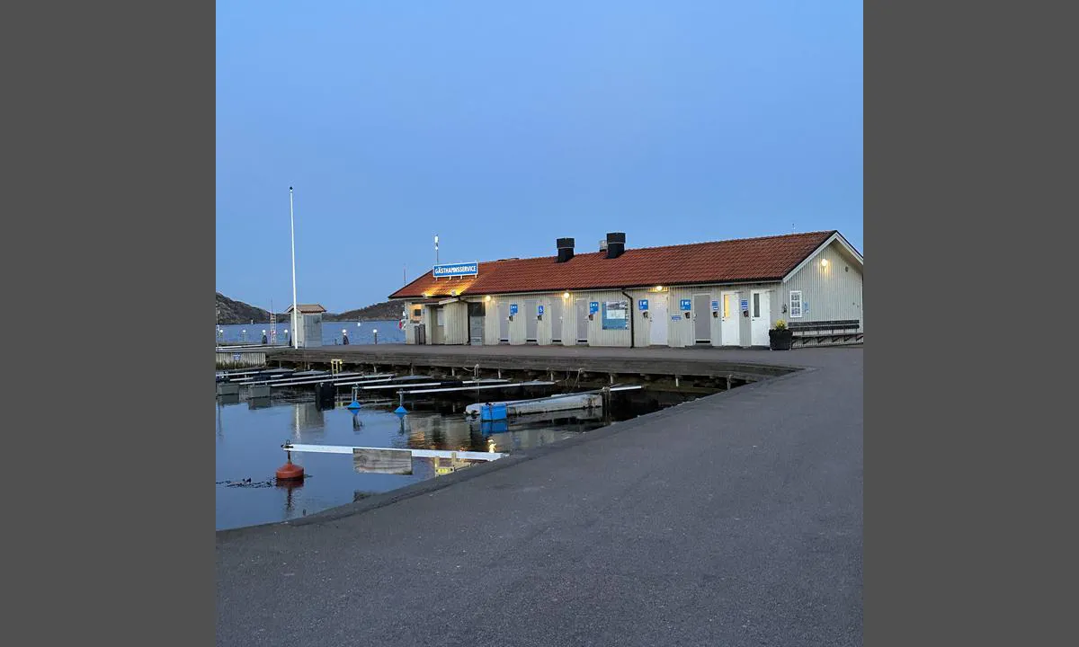 Marstrand: Gästhamnsservice och hamnkontor.