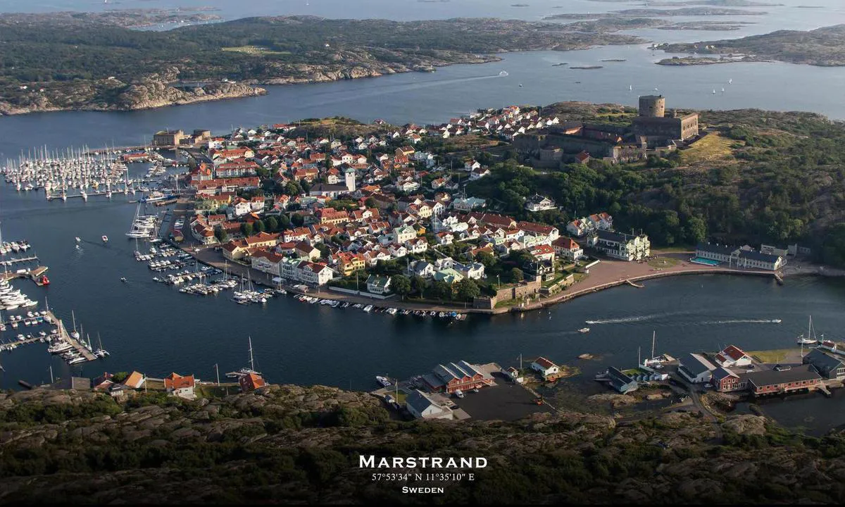 {"base": "en", "no": "Luftfoto av Marstrand. Presentert i samarbeid med fotoflyg.se. Du kan bestille dette som et innrammet trykk p\u00e5 deres nettside (lenke nedenfor). Bruk koden \"harbourmaps\" for \u00e5 f\u00e5 10% rabatt", "se": "Flygfoto av Marstrand. Presenterat i samarbete med fotoflyg.se. Du kan best\u00e4lla detta som en inramad utskrift p\u00e5 deras webbplats (l\u00e4nk nedan). Anv\u00e4nd koden \"harbourmaps\" f\u00f6r att f\u00e5 10% rabatt.", "en": "Aerial photo of Marstrand. Presented in cooperation with fotoflyg.se. You can order this as a framed print on their website (link below). Use code \"harbourmaps\" to get a 10% rebate", "da": "Luftfoto af Marstrand. Pr\u00e6senteret i samarbejde med fotoflyg.se. Du kan bestille dette som en indrammet print p\u00e5 deres hjemmeside (link nedenfor). Brug koden \"harbourmaps\" for at f\u00e5 10% rabat."}