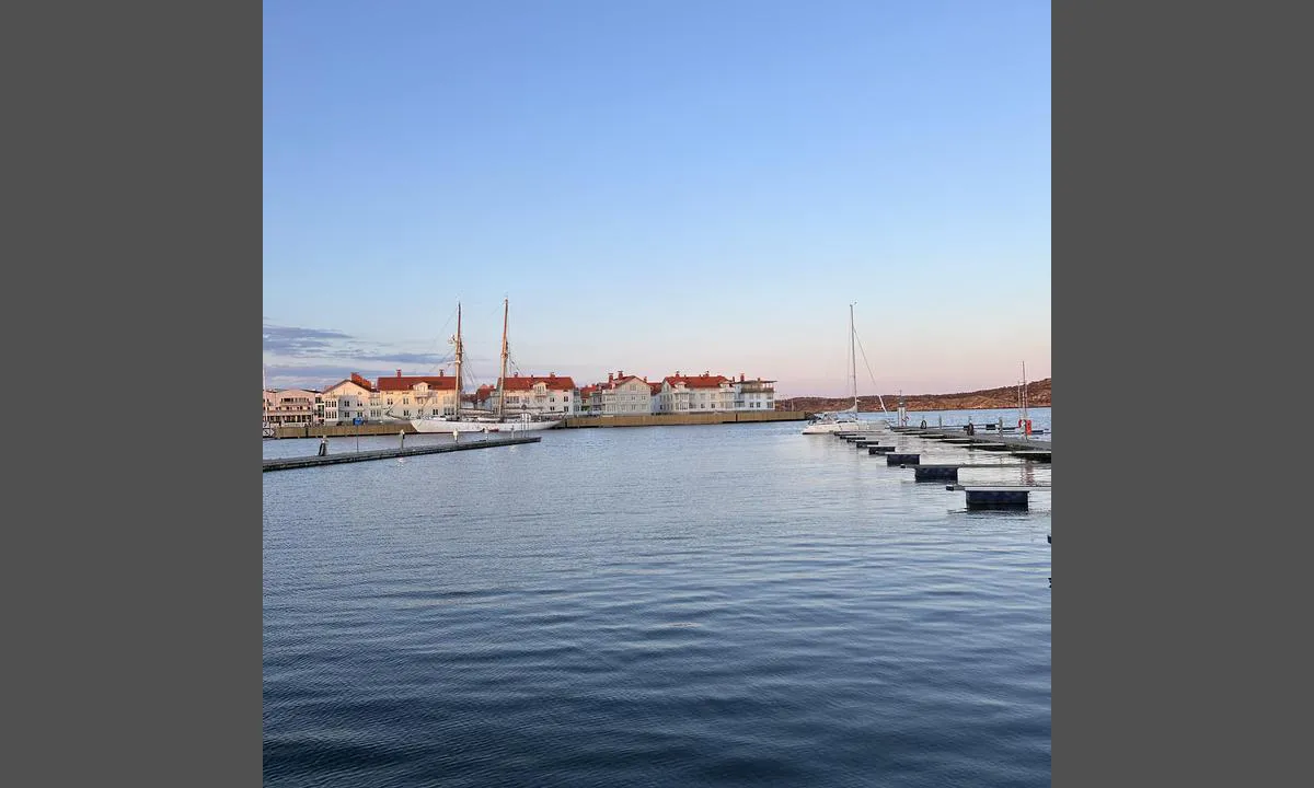 Marstrand: {"base": "se", "no": "Ved lavsesong er det ofte mulighet til ogs\u00e5 \u00e5 ligge langskips ved enkelte brygger.", "se": "Vid l\u00e5gs\u00e4song finns ofta m\u00f6jlighet att \u00e4ven ligga bredsida vid vissa bryggor.", "en": "During the off-season, it is often possible to dock alongside certain piers.", "da": "I lavs\u00e6sonen er der ofte mulighed for ogs\u00e5 at ligge langskibs ved visse broer."}