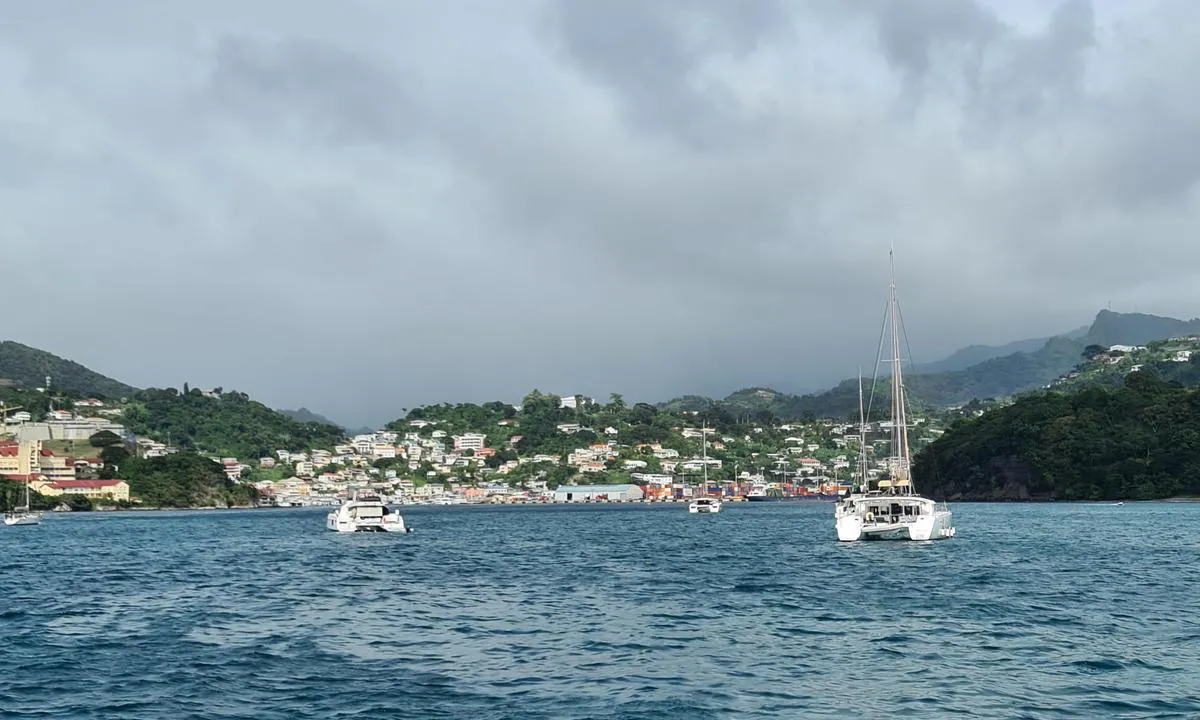 Martin's Bay: {"base": "en", "no": "ser fra Martins Bay ankringsplass inn i Saint Georges Harbour, venstre h\u00e5nd Fort Georges Port Louis Marina er rett bak bakken p\u00e5 h\u00f8yre side --> immigrasjon og toll er bak Marina-kontoret, Dinghi-bryggen rett foran Havnekontoret", "se": "fr\u00e5n ankringsplatsen i Martins Bay in mot Saint Georges Harbour, Fort Georges p\u00e5 v\u00e4nster sida <br> Port Louis Marina ligger precis bakom kullen p\u00e5 h\u00f6ger sida --> immigration och tull finns bakom marinkontoret, Jollebryggan direkt framf\u00f6r hamnkontoret", "en": "looking from Martins Bay anchorage into the into Saint Georges Harbour, left hand Fort Georges\r\nPort Louis Marina is right behind the hill on the right hand side --> immigration and customs are behind the Marina Office, Dinghi dock directly in front of the Harbour Office", "da": "ser fra Martins Bay ankerplads ind i Saint Georges Havn, venstre side Fort Georges<br />Port Louis Marina er lige bag bakken p\u00e5 h\u00f8jre side --> immigration og told er bag Marina Kontoret, Dinghi kaj direkte foran Havn Kontoret"}