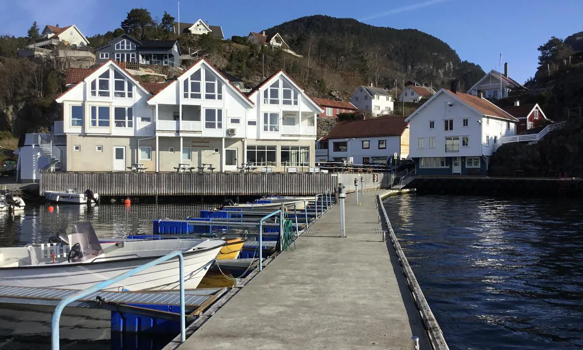Marvik Gjestehavn: {"base": "no", "no": "Fin kai med str\u00f8m og vann.Bunkring helt inne", "se": "Fin kaj med el och vatten. Bunkring l\u00e4ngst in", "en": "Nice dock with electricity and water. Refueling all the way inside.", "da": "Fin kaj med str\u00f8m og vand. Bunkring helt inde"}