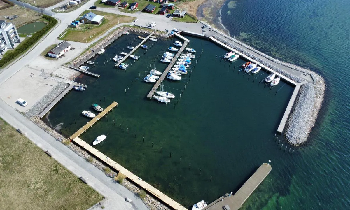 Masnedsund Havn: {"base": "da", "no": "Det er ingen gjesteplasser i havnen, man legger til ved brygger med gr\u00f8nt skilt. St\u00f8rre b\u00e5ter med stor dybdegang henvises til h\u00f8yre for innl\u00f8p. Plassene her er 3,8 meter brede og 12 meter lange.", "se": "Det finns inga g\u00e4stplatser i hamnen, man l\u00e4gger sig vid bryggor med gr\u00f6n skylt. St\u00f6rre b\u00e5tar med stort djupg\u00e5ende h\u00e4nvisas till h\u00f6ger om inloppet. Platserna h\u00e4r \u00e4r 3.8 breda och 12 l\u00e5nga.", "en": "There are no guest berths in the harbor; you can moor at docks with a green sign. Larger boats with a significant draft are directed to the right of the entrance. The berths here are 3.8 meters wide and 12 meters long.", "da": "Der er ingen g\u00e6stepladser i havnen, man l\u00e6gger sig ved broer med gr\u00f8nt skilt. St\u00f8rre b\u00e5de med stor dybdegang henvises til h\u00f8jre for indl\u00f8b. Pladserne her er 3.8 bred og 12 lang.", "fr": "Il n'y a pas de places pour invit\u00e9s dans le port, on s'accoste aux pontons avec un panneau vert. Les bateaux plus grands avec un grand tirant d'eau sont dirig\u00e9s vers la droite de l'entr\u00e9e. Les places ici font 3.8 de large et 12 de long.", "de": "Es gibt keine G\u00e4stepl\u00e4tze im Hafen, man legt sich an Br\u00fccken mit gr\u00fcnem Schild. Gr\u00f6\u00dfere Boote mit gro\u00dfem Tiefgang werden rechts von der Einfahrt zugewiesen. Die Pl\u00e4tze hier sind 3,8 Meter breit und 12 Meter lang.", "es": "No hay plazas para visitantes en el puerto, se amarran en los muelles con un cartel verde. Los barcos m\u00e1s grandes con gran calado son dirigidos a la derecha de la entrada. Los lugares aqu\u00ed son de 3.8 metros de ancho y 12 metros de largo.", "it": "Non ci sono posti per ospiti nel porto, si pu\u00f2 ormeggiare presso i pontili con il cartello verde. Le barche pi\u00f9 grandi con grande pescaggio sono indirizzate a destra dell'ingresso. I posti qui sono larghi 3,8 metri e lunghi 12 metri.", "pt": "N\u00e3o h\u00e1 lugares para visitantes no porto, deve-se atracar nos cais com sinal verde. Barcos maiores com grande calado s\u00e3o direcionados para a direita da entrada. As vagas aqui t\u00eam 3,8 metros de largura e 12 metros de comprimento.", "nl": "Er zijn geen gastenplaatsen in de haven, men gaat liggen bij steigers met een groen bord. Grotere boten met grote diepgang worden verwezen naar rechts van de ingang. De ligplaatsen hier zijn 3,8 meter breed en 12 meter lang.", "pl": "W porcie nie ma miejsc dla go\u015bci, mo\u017cna cumowa\u0107 przy pomostach z zielonym znakiem. Wi\u0119ksze \u0142odzie o du\u017cym zanurzeniu s\u0105 kierowane na prawo od wej\u015bcia do portu. Miejsca tutaj maj\u0105 3,8 metra szeroko\u015bci i 12 metr\u00f3w d\u0142ugo\u015bci.", "uk": "\u0423 \u0433\u0430\u0432\u0430\u043d\u0456 \u043d\u0435\u043c\u0430\u0454 \u0433\u043e\u0441\u0442\u044c\u043e\u0432\u0438\u0445 \u043c\u0456\u0441\u0446\u044c, \u0448\u0432\u0430\u0440\u0442\u0443\u0454\u043c\u043e\u0441\u044c \u0431\u0456\u043b\u044f \u043f\u0456\u0440\u0441\u0456\u0432 \u0437 \u0437\u0435\u043b\u0435\u043d\u0438\u043c \u0437\u043d\u0430\u043a\u043e\u043c. \u0411\u0456\u043b\u044c\u0448\u0456 \u0441\u0443\u0434\u043d\u0430 \u0437 \u0432\u0435\u043b\u0438\u043a\u043e\u044e \u043e\u0441\u0430\u0434\u043a\u043e\u044e \u043d\u0430\u043f\u0440\u0430\u0432\u043b\u044f\u044e\u0442\u044c\u0441\u044f \u043d\u0430\u043f\u0440\u0430\u0432\u043e \u0432\u0456\u0434 \u0432\u0445\u043e\u0434\u0443. \u041c\u0456\u0441\u0446\u044f \u0442\u0443\u0442 \u043c\u0430\u044e\u0442\u044c \u0448\u0438\u0440\u0438\u043d\u0443 3.8 \u043c\u0435\u0442\u0440\u0456\u0432 \u0456 \u0434\u043e\u0432\u0436\u0438\u043d\u0443 12 \u043c\u0435\u0442\u0440\u0456\u0432.", "ro": "Nu exist\u0103 locuri pentru oaspe\u021bi \u00een port, se acosteaz\u0103 la pontoanele cu semn verde. B\u0103rcile mai mari, cu pescaj mare, sunt direc\u021bionate spre dreapta de la intrare. Locurile de aici au 3,8 metri l\u0103\u021bime \u0219i 12 metri lungime.", "tr": "Liman ile ilgili metinde yabanc\u0131 ziyaret\u00e7ilere ait \u00f6zel yerler belirtilmemi\u015ftir, bu y\u00fczden tekneler ye\u015fil tabelal\u0131 iskelelerde demirlemelidir. Derin su \u00e7ekimi olan daha b\u00fcy\u00fck tekneler, liman\u0131n giri\u015finin sa\u011f taraf\u0131na y\u00f6nlendirilir. Bu yerler 3.8 geni\u015flikte ve 12 metre uzunluktad\u0131r.", "el": "\u0394\u03b5\u03bd \u03c5\u03c0\u03ac\u03c1\u03c7\u03bf\u03c5\u03bd \u03b8\u03ad\u03c3\u03b5\u03b9\u03c2 \u03b5\u03c0\u03b9\u03c3\u03ba\u03b5\u03c0\u03c4\u03ce\u03bd \u03c3\u03c4\u03bf \u03bb\u03b9\u03bc\u03ac\u03bd\u03b9, \u03b1\u03b3\u03ba\u03c5\u03c1\u03bf\u03b2\u03bf\u03bb\u03b5\u03af\u03c4\u03b5 \u03c3\u03c4\u03b9\u03c2 \u03b1\u03c0\u03bf\u03b2\u03ac\u03b8\u03c1\u03b5\u03c2 \u03bc\u03b5 \u03c0\u03c1\u03ac\u03c3\u03b9\u03bd\u03b1 \u03c3\u03ae\u03bc\u03b1\u03c4\u03b1. \u039c\u03b5\u03b3\u03b1\u03bb\u03cd\u03c4\u03b5\u03c1\u03b1 \u03c3\u03ba\u03ac\u03c6\u03b7 \u03bc\u03b5 \u03bc\u03b5\u03b3\u03ac\u03bb\u03bf \u03b2\u03cd\u03b8\u03b9\u03c3\u03bc\u03b1 \u03c0\u03b1\u03c1\u03b1\u03c0\u03ad\u03bc\u03c0\u03bf\u03bd\u03c4\u03b1\u03b9 \u03b4\u03b5\u03be\u03b9\u03ac \u03c4\u03b7\u03c2 \u03b5\u03b9\u03c3\u03cc\u03b4\u03bf\u03c5. \u039f\u03b9 \u03b8\u03ad\u03c3\u03b5\u03b9\u03c2 \u03b5\u03b4\u03ce \u03ad\u03c7\u03bf\u03c5\u03bd \u03c0\u03bb\u03ac\u03c4\u03bf\u03c2 3,8 \u03bc\u03ad\u03c4\u03c1\u03b1 \u03ba\u03b1\u03b9 \u03bc\u03ae\u03ba\u03bf\u03c2 12 \u03bc\u03ad\u03c4\u03c1\u03b1.", "cs": "V p\u0159\u00edstavu nejsou \u017e\u00e1dn\u00e1 m\u00edsta pro hosty, kotvite se u mol s zelenou cedul\u00ed. V\u011bt\u0161\u00ed lod\u011b s velk\u00fdm ponorem jsou odk\u00e1z\u00e1ny na pravou stranu od vjezdu. M\u00edsta zde jsou 3,8 \u0161irok\u00e1 a 12 dlouh\u00e1.", "hu": "A kik\u00f6t\u0151ben nincsenek vend\u00e9ghelyek, a z\u00f6ld t\u00e1bl\u00e1val jelzett m\u00f3l\u00f3kn\u00e1l lehet kik\u00f6tni. A nagyobb, nagy mer\u00fcl\u00e9s\u0171 haj\u00f3kat a bej\u00e1ratt\u00f3l jobbra ir\u00e1ny\u00edtj\u00e1k. A helyek itt 3,8 m\u00e9ter sz\u00e9lesek \u00e9s 12 m\u00e9ter hossz\u00faak.", "fi": "Satamassa ei ole vieraspaikkoja, veneet kiinnittyv\u00e4t vihreill\u00e4 kylteill\u00e4 varustettuihin laitureihin. Suuremmat veneet, joilla on suuri syv\u00e4ys, ohjataan sis\u00e4\u00e4ntulon oikealle puolelle. Paikat ovat t\u00e4\u00e4ll\u00e4 3,8 metri\u00e4 leveit\u00e4 ja 12 metri\u00e4 pitki\u00e4.", "bg": "\u0412 \u043f\u0440\u0438\u0441\u0442\u0430\u043d\u0438\u0449\u0435\u0442\u043e \u043d\u044f\u043c\u0430 \u043c\u0435\u0441\u0442\u0430 \u0437\u0430 \u0433\u043e\u0441\u0442\u0438, \u0437\u0430\u043a\u043e\u0442\u0432\u044f\u0442 \u0441\u0435 \u0434\u043e \u043c\u043e\u0441\u0442\u043e\u0432\u0435\u0442\u0435 \u0441\u044a\u0441 \u0437\u0435\u043b\u0435\u043d \u0437\u043d\u0430\u043a. \u041f\u043e-\u0433\u043e\u043b\u0435\u043c\u0438\u0442\u0435 \u043b\u043e\u0434\u043a\u0438 \u0441 \u0433\u043e\u043b\u044f\u043c\u043e \u0433\u0430\u0437\u0435\u043d\u0435 \u0441\u0435 \u043d\u0430\u0441\u043e\u0447\u0432\u0430\u0442 \u0432\u0434\u044f\u0441\u043d\u043e \u043e\u0442 \u0432\u0445\u043e\u0434\u0430. \u041c\u0435\u0441\u0442\u0430\u0442\u0430 \u0442\u0443\u043a \u0441\u0430 3.8 \u043c\u0435\u0442\u0440\u0430 \u0448\u0438\u0440\u043e\u043a\u0438 \u0438 12 \u043c\u0435\u0442\u0440\u0430 \u0434\u044a\u043b\u0433\u0438.", "sr": "\u0423 \u043b\u0443\u0446\u0438 \u043d\u0435\u043c\u0430 \u043c\u0435\u0441\u0442\u0430 \u0437\u0430 \u0433\u043e\u0441\u0442\u0435, \u043f\u0440\u0438\u0432\u0435\u0437\u0443\u0458\u0443 \u0441\u0435 \u043a\u043e\u0434 \u043c\u043e\u0441\u0442\u043e\u0432\u0430 \u0441\u0430 \u0437\u0435\u043b\u0435\u043d\u0438\u043c \u0437\u043d\u0430\u043a\u043e\u043c. \u0412\u0435\u045b\u0438 \u0431\u0440\u043e\u0434\u043e\u0432\u0438 \u0441\u0430 \u0432\u0435\u043b\u0438\u043a\u0438\u043c \u0433\u0430\u0437\u043e\u043c \u0443\u043f\u0443\u045b\u0443\u0458\u0443 \u0441\u0435 \u0434\u0435\u0441\u043d\u043e \u043e\u0434 \u0443\u043b\u0430\u0437\u0430. \u041c\u0435\u0441\u0442\u0430 \u043e\u0432\u0434\u0435 \u0441\u0443 \u0448\u0438\u0440\u043e\u043a\u0430 3,8 \u043c\u0435\u0442\u0430\u0440\u0430 \u0438 \u0434\u0443\u0433\u0430 12 \u043c\u0435\u0442\u0430\u0440\u0430.", "et": "Sadam ei paku k\u00fclalisplatse, paadid tuleb siduda sildade k\u00fclge, millel on roheline m\u00e4rk. Suurema s\u00fcvisega suuremad paadid suunatakse sadama paremale k\u00fcljele. Kohad on siin 3,8 meetrit laiad ja 12 meetrit pikad.", "lv": "Ost\u0101 nav viesu vietu, j\u0101piest\u0101jas pie tiltiem ar za\u013cu z\u012bmi. Liel\u0101kas laivas ar lielu iegrimi tiek novirz\u012btas pa labi no ieejas. \u0160eit vietas ir 3,8 platas un 12 garas.", "lt": "Uoste n\u0117ra sve\u010di\u0173 viet\u0173, galima \u0161vartuotis prie tilt\u0173 su \u017ealia lentele. Didel\u0117s valtys su dideliu grimzd\u017eiu nukreipiamos \u012f de\u0161in\u0119 nuo \u012fplaukos. \u010cia esan\u010dios vietos yra 3,8 m plo\u010dio ir 12 m ilgio."}