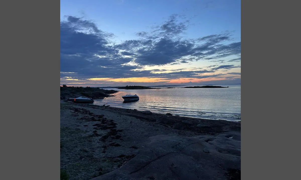 Masseløy: {"base": "no", "no": "Nord\u00f8st, kun mindre b\u00e5ter her, grunt vann.", "se": "Nordost, endast mindre b\u00e5tar h\u00e4r, grunt vatten.", "en": "Northeast, only smaller boats here, shallow water.", "da": "Nord\u00f8st, kun mindre b\u00e5de her, lavt vand."}