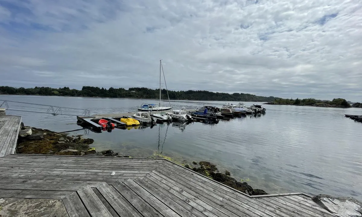 Mastrevik: {"base": "no", "no": "Ytterste flytekai er gjestebrygge, Merk, innerste 7 plassene er for kommunen sine b\u00e5ter, ellers fritt. Betaling vis Vipps \r\n (bilde fra juli 2021)", "se": "Yttersta flytbryggan \u00e4r g\u00e4stbrygga, Observera, de innersta 7 platserna \u00e4r f\u00f6r kommunens b\u00e5tar, \u00f6vrigt fritt. Betalning via Swish<br>(bild fr\u00e5n juli 2021)", "en": "The outermost floating dock is a guest pier. Note, the innermost 7 spots are for municipal boats, otherwise free. Payment via Vipps. (picture from July 2021)", "da": "Yderste flydebro er g\u00e6stebro. Bem\u00e6rk, de inderste 7 pladser er til kommunens b\u00e5de, ellers fri. Betaling via MobilePay <br> (billede fra juli 2021)"}