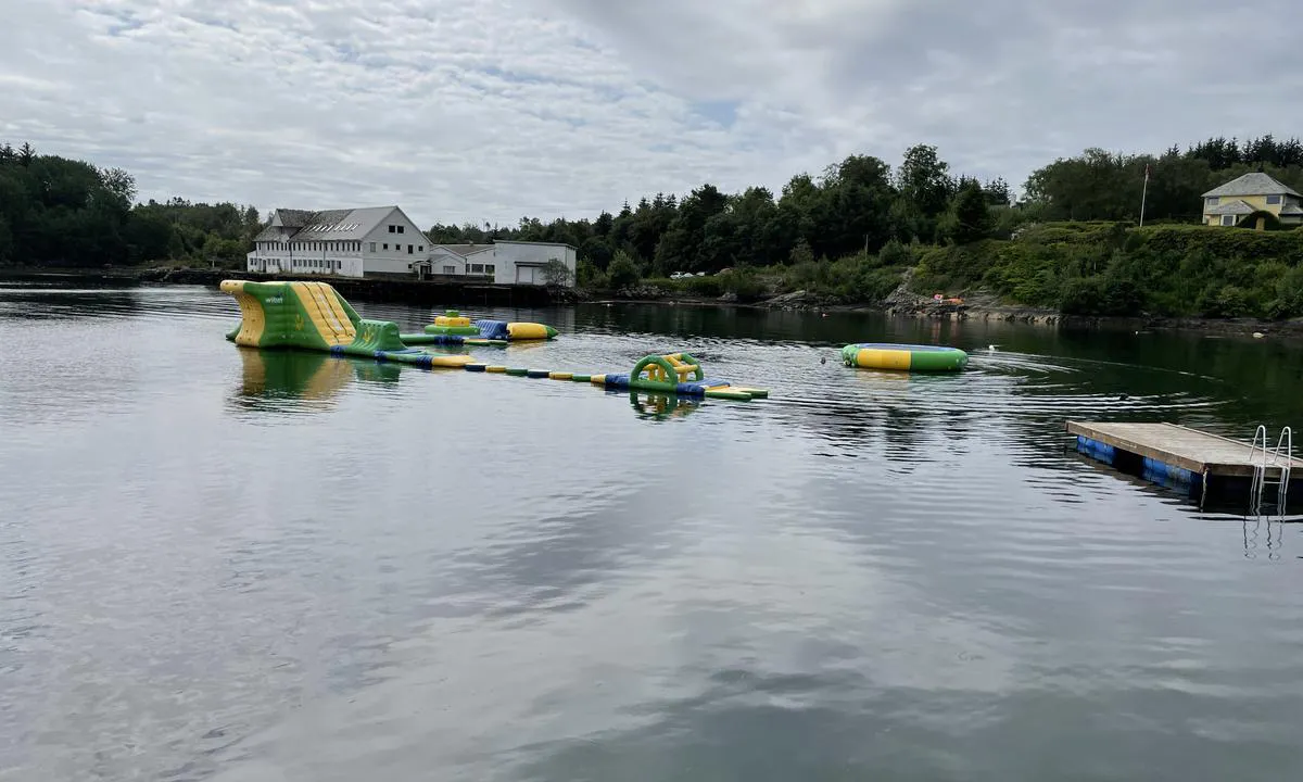 Mastrevik: {"base": "no", "no": "Vannpark som kommunen setter ut i sesongen. All lek p\u00e5 eget ansvar. P\u00e5budt med redningsvest .\r\n (bilde fra juli 2021)", "se": "Vattenpark som kommunen st\u00e4ller ut under s\u00e4songen. All lek p\u00e5 eget ansvar. Flytv\u00e4st \u00e4r obligatorisk. <br>(bild fr\u00e5n juli 2021)", "en": "Water park set up by the municipality during the season. All play at your own risk. Life jacket mandatory. <br/>(photo from July 2021)", "da": "Vandpark som kommunen s\u00e6tter ud i s\u00e6sonen. Al leg p\u00e5 eget ansvar. P\u00e5budt med redningsvest. <br>(billede fra juli 2021)"}