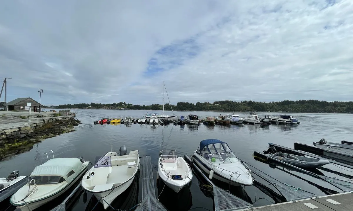 Mastrevik: {"base": "no", "no": "Ytterste flytekai er gjestebrygge, Merk, innerste 7 plassene er for kommunen sine b\u00e5ter, ellers fritt. Betaling vis Vipps \r\n (bilde fra juli 2021)", "se": "Yttersta flytbryggan \u00e4r g\u00e4stbrygga, Notera, de innersta 7 platserna \u00e4r f\u00f6r kommunens b\u00e5tar, annars fritt. Betalning via Swish (bild fr\u00e5n juli 2021)", "en": "The outermost floating dock is a guest pier. Note, the innermost 7 spots are reserved for municipal boats, otherwise free. Payment via Vipps (photo from July 2021)", "da": "Yderste flydebro er g\u00e6stebro. Bem\u00e6rk, de inderste 7 pladser er til kommunens b\u00e5de, ellers frit. Betaling via MobilePay. <br> (billede fra juli 2021)"}
