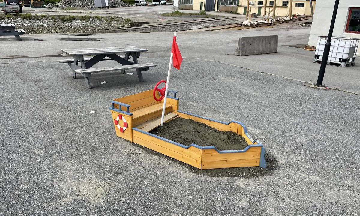 Mastrevik: {"base": "no", "no": "Liten lekeb\u00e5t for de minste (bilde fra juli 2021)", "se": "Liten lekb\u00e5t f\u00f6r de minsta (bild fr\u00e5n juli 2021)", "en": "Small play boat for the youngest (photo from July 2021)", "da": "Lille legeb\u00e5d til de mindste (billede fra juli 2021)"}
