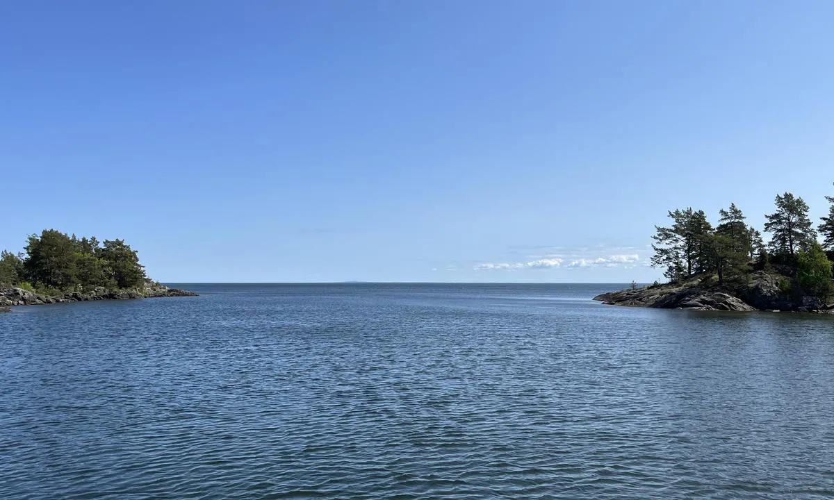 Matskämman: {"base": "no", "no": "Relativt \u00e5pent mot \u00f8st. Ville ikke ligget her p\u00e5 \u00f8stlige vinder.", "se": "Relativt \u00f6ppet mot \u00f6st. Skulle inte ha legat h\u00e4r vid \u00f6stliga vindar.", "en": "Relatively open towards the east. Would not stay here in easterly winds.", "da": "Relativt \u00e5bent mod \u00f8st. Ville ikke ligge her ved \u00f8stlige vinde."}