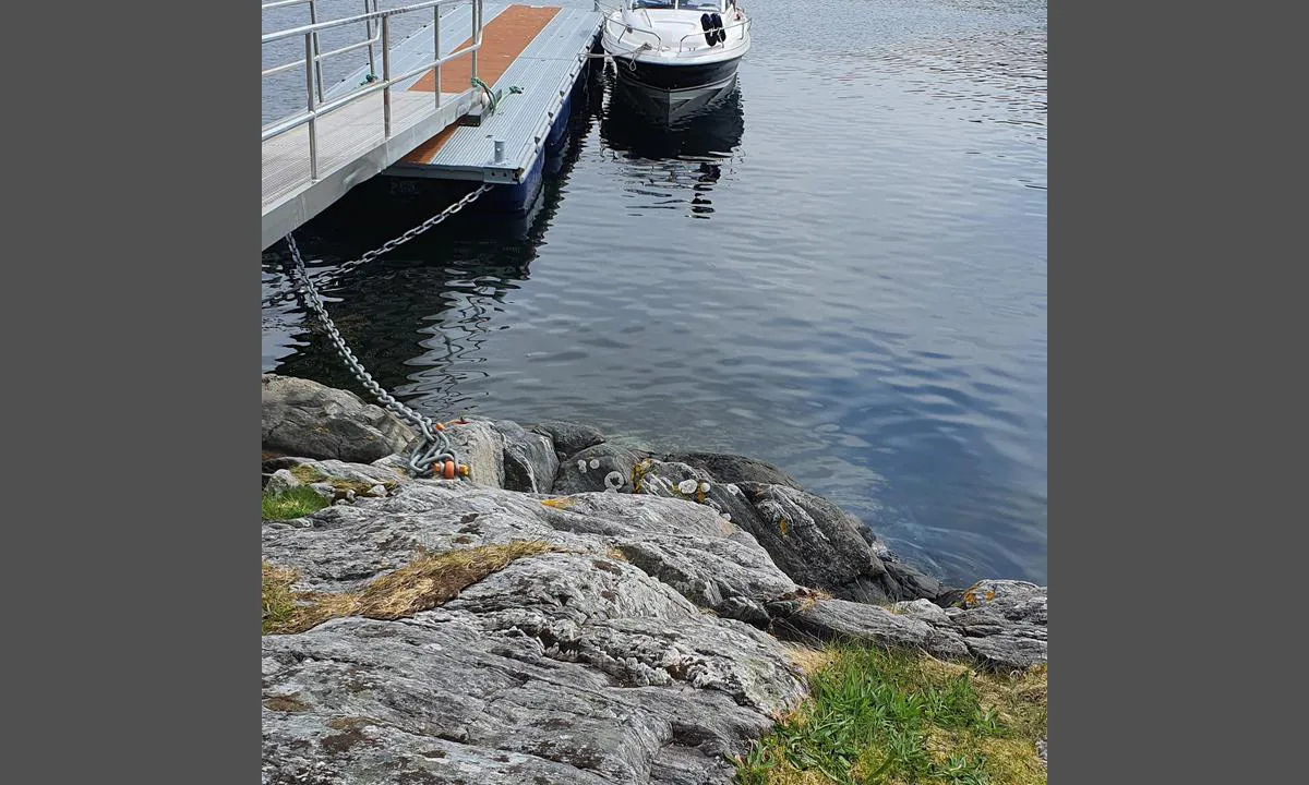 {"base": "no", "no": "Flytebrygga p\u00e5 Mauren.", "se": "Flytbryggan p\u00e5 Mauren.", "en": "The floating dock at Mauren.", "da": "Flydebroen p\u00e5 Mauren."}