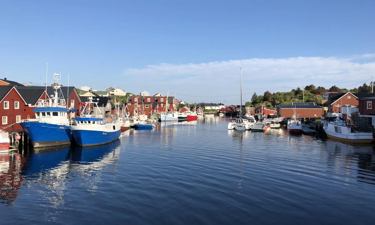 Bildet er tatt nordfra, på vei inn i havna på Mausund. På styrbord side finner du både gjestebrygge og flytebrygge med drivstoff. Gjestebrygga kommer først. På bildet ligger det en katamaran seilbåt på gjestebrygga.