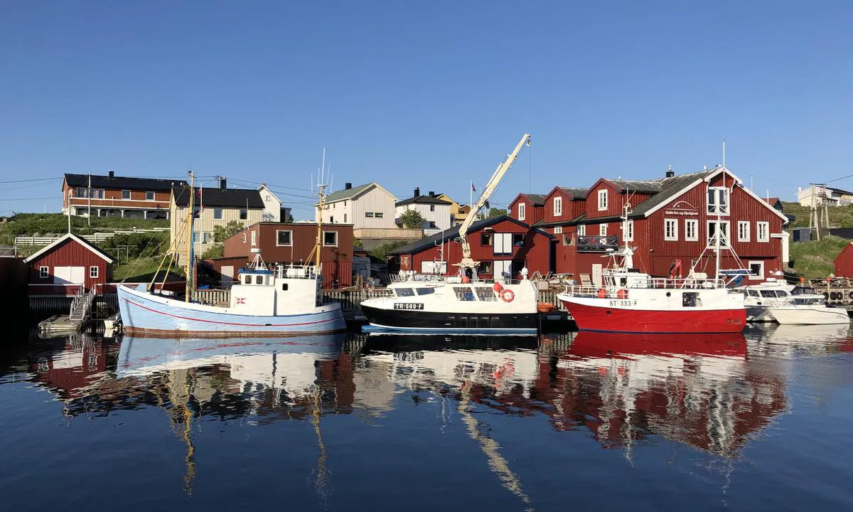 {"base": "no", "no": "P\u00e5 Mausund drives det fortsatt aktivt fiske, noe som er godt synlig med flerfoldige fiskeb\u00e5ter i den smale havna.", "se": "P\u00e5 Mausund bedrivs det fortfarande aktivt fiske, vilket \u00e4r tydligt synligt med m\u00e5nga fiskeb\u00e5tar i den smala hamnen.", "en": "Active fishing is still conducted at Mausund, which is clearly visible with numerous fishing boats in the narrow harbor.", "da": "P\u00e5 Mausund drives der fortsat aktivt fiskeri, hvilket er godt synligt med adskillige fiskerb\u00e5de i den smalle havn."}