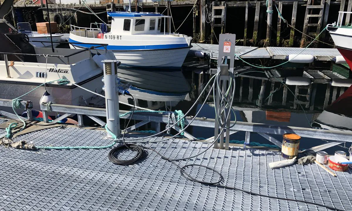 Mausund: {"base": "no", "no": "Det er str\u00f8m og vann p\u00e5 gjestebrygga, men ikke veldig mange str\u00f8muttak.", "se": "Det finns el och vatten p\u00e5 g\u00e4stbryggan, men inte s\u00e5 m\u00e5nga eluttag.", "en": "There is power and water on the guest pier, but not very many power outlets.", "da": "Der er str\u00f8m og vand p\u00e5 g\u00e6stebroen, men ikke s\u00e6rlig mange str\u00f8mudtag."}