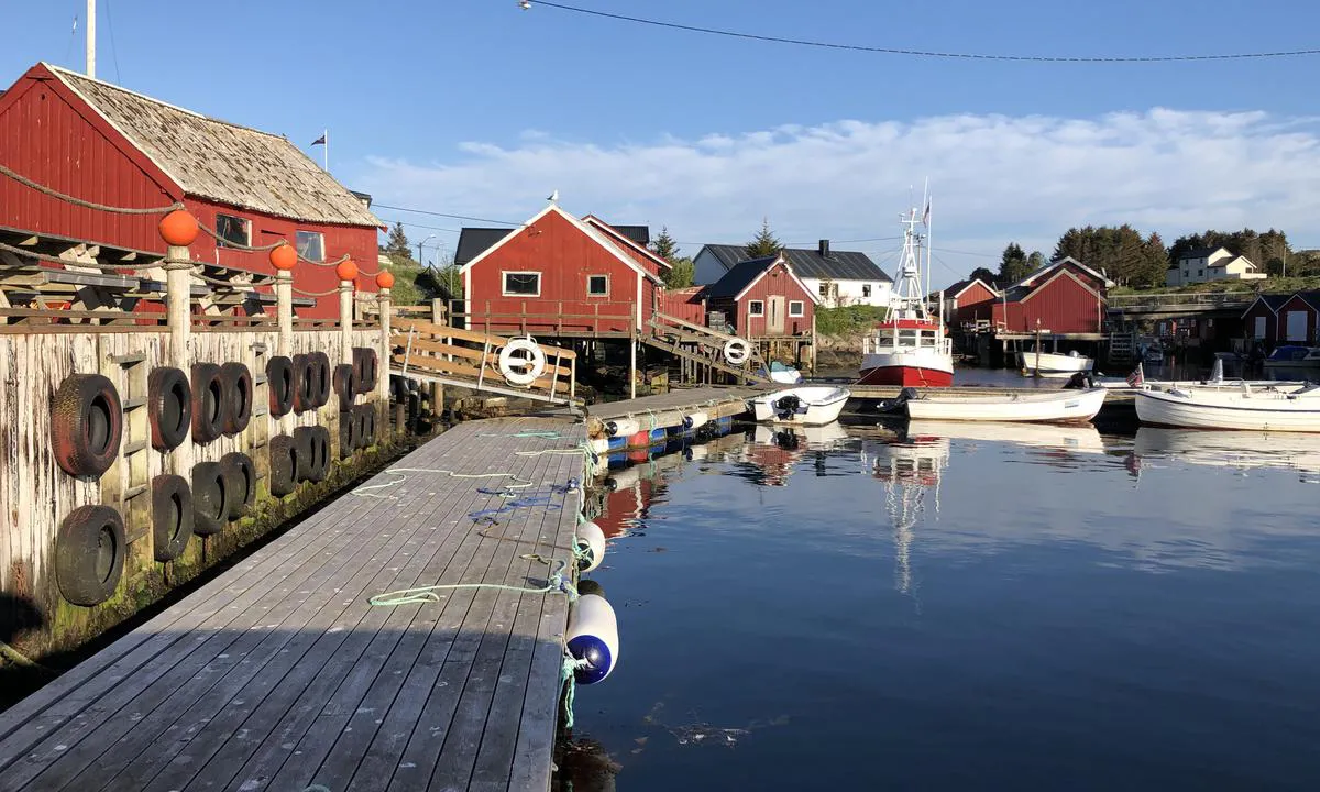 Mausund: {"base": "no", "no": "Innerst i havna er det ogs\u00e5 plass til bes\u00f8kende b\u00e5ter, men her m\u00e5 du v\u00e6re forsiktig med dybden. Passer ikke for seilb\u00e5ter.", "se": "L\u00e4ngst in i hamnen finns det ocks\u00e5 plats f\u00f6r bes\u00f6kande b\u00e5tar, men h\u00e4r m\u00e5ste du vara f\u00f6rsiktig med djupet. Ej l\u00e4mplig f\u00f6r segelb\u00e5tar.", "en": "Innermost in the harbor there is also space for visiting boats, but you need to be cautious of the depth here. Not suitable for sailboats.", "da": "Inderst i havnen er der ogs\u00e5 plads til bes\u00f8gende b\u00e5de, men her skal du v\u00e6re forsigtig med dybden. Ikke egnet for sejlb\u00e5de."}