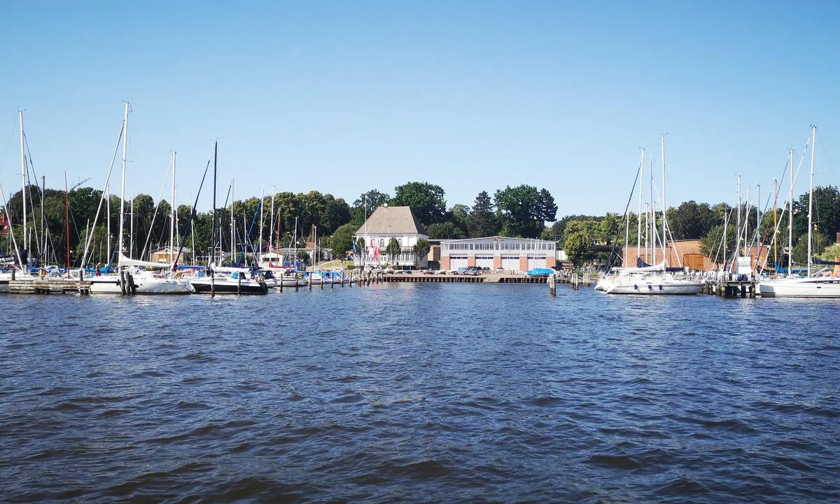 {"base": "de", "no": "Mecklenburgisk Yachtklubb Rostock", "se": "Mecklenburgiska Yachtklubben Rostock", "en": "Mecklenburg Yacht Club Rostock", "da": "Mecklenburgisk Yachtklub Rostock", "fr": "Yacht Club du Mecklembourg \u00e0 Rostock", "de": "Mecklenburgischer Yachtclub Rostock", "es": "Club N\u00e1utico de Mecklenburg de Rostock", "it": "Mecklenburgischer Yachtclub Rostock", "pt": "Clube N\u00e1utico de Mecklenburg em Rostock", "nl": "Mecklenburgische Jachtclub Rostock", "pl": "Rostocki Klub \u017beglarski Meklemburgii", "uk": "\u041c\u0435\u043a\u043b\u0435\u043d\u0431\u0443\u0440\u0437\u044c\u043a\u0438\u0439 \u042f\u0445\u0442-\u043a\u043b\u0443\u0431 \u0420\u043e\u0441\u0442\u043e\u043a", "ro": "Clubul de Yachturi Mecklenburg din Rostock", "tr": "Rostock Mecklenburg Yat Kul\u00fcb\u00fc", "el": "\u0399\u03c3\u03c4\u03b9\u03bf\u03c0\u03bb\u03bf\u03ca\u03ba\u03cc\u03c2 \u038c\u03bc\u03b9\u03bb\u03bf\u03c2 Mecklenburgischer Rostock", "cs": "Mecklenbursk\u00fd jachtklub Rostock", "hu": "Mecklenburgi Yachtclub Rostock", "fi": "Mecklenburgischer Yachtclub Rostock", "bg": "\u041c\u0435\u043a\u043b\u0435\u043d\u0431\u0443\u0440\u0433\u0441\u043a\u0438 \u044f\u0445\u0442\u043a\u043b\u0443\u0431 \u0420\u043e\u0441\u0442\u043e\u043a", "sr": "\u041c\u0435\u043a\u043b\u0435\u043d\u0431\u0443\u0440\u0448\u043a\u0438 \u0458\u0430\u0445\u0442\u0438\u043d\u0433 \u043a\u043b\u0443\u0431 \u0420\u043e\u0441\u0442\u043e\u043a", "et": "Mecklenburgi Jahi-Klubi Rostock", "lv": "Meklenburgas Jahtklubs Rostoka", "lt": "Meklenburgo jachtklubas Rostokas"}
