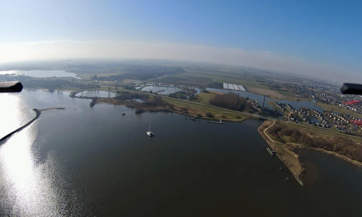 Medemblik Steam museum: {"base": "en", "no": "Ser mot s\u00f8r. Foran skipet v\u00e5rt blir vannet grunt, to meter eller mindre. Ellers er dybden og tilstanden til leirbunnen meget god festeplass. Landet bortenfor den lave, lille broen ligger noen meter under havniv\u00e5 og IJsselmeer-niv\u00e5et. Dette landet holdes t\u00f8rt ved hjelp av pumpestasjoner som opprinnelig brukte vindm\u00f8ller og senere dampmaskiner. P\u00e5 bildet p\u00e5 styrbord side av b\u00e5ten ser du en skorstein like bak broen. Der er dampmaskinene fortsatt operative. Det er n\u00e5 en del av et museum med operasjonelle dampmaskiner. Et fantastisk flott museum.", "se": "Ser s\u00f6derut. Framf\u00f6r v\u00e5rt skepp blir vattnet grunt, tv\u00e5 meter eller mindre. I \u00f6vrigt \u00e4r djupet och tillst\u00e5ndet p\u00e5 lerbottnen mycket bra ankringsplatser. Landet bortom den l\u00e5ga lilla bron ligger n\u00e5gra meter under havsytan och niv\u00e5n p\u00e5 IJsselmeer. Detta land h\u00e5lls torrt genom att anv\u00e4nda pumphus som ursprungligen anv\u00e4nde v\u00e4derkvarnar och senare \u00e5ngmaskiner. P\u00e5 bilden p\u00e5 styrbords sida av v\u00e5r b\u00e5t ser du en skorsten precis bakom bron. \u00c5ngmaskinerna \u00e4r fortfarande i drift d\u00e4r. Det \u00e4r nu en del av ett museum med operativa \u00e5ngmaskiner, alla i drift. Ett fantastiskt fint museum.", "en": "Looking south. In front of our ship the water becomes shallow two meters or less. Otherwise depth and condition of the clay bottom are very good holding grounds.  The land beyond the low small bridge  lies a few meters below sea level and the level of the IJsselmeer. This land is kept dry by using pumping houses originally using wind mills and later with steaming machines. On the picture at the starboard side of pour boat you see a chimney just behind the bridge. There is still the steaming machines operational. It is now part of a museum with steaming steaming machines,  all operational. A fantastic nice museum.", "da": "Kigger mod syd. Foran vores skib bliver vandet lavt, to meter eller mindre. Ellers er dybden og tilstanden af lerbunden meget god til fort\u00f8jning. Landet bag den lave lille bro ligger et par meter under havniveau og niveauet af IJsselmeer. Dette land holdes t\u00f8rt ved hj\u00e6lp af pumpestationer, der oprindeligt brugte vindm\u00f8ller og senere med dampmaskiner. P\u00e5 billedet p\u00e5 styrbord side af vores b\u00e5d ser du en skorsten lige bag broen. Der er stadig dampmaskiner i drift. Det er nu en del af et museum med dampmaskiner, alle operationelle. Et fantastisk flot museum."}