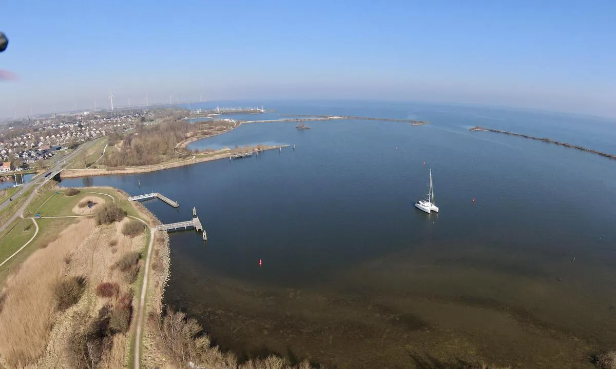 {"base": "en", "no": "Ser nordover. Ankerplassen er omgitt av en steinmur. Bare med nordlige eller nord\u00f8stlige vinder kan b\u00f8lger komme inn. P\u00e5 \u00f8vre venstre side er middelalderlandsbyen Medemblik synlig.", "se": "Ser norrut. Ankringsplatsen \u00e4r inh\u00e4gnad av en stenmur. Bara med nordliga eller nordostliga vindar kan v\u00e5gor komma in. P\u00e5 den \u00f6vre v\u00e4nstra sidan syns den medeltida byn Medemblik.", "en": "Looking north. The anchorage is enclosed by a stone wall. Only with Northerly or north easterly winds wave may come in. At the left upper side the medieval village Medemblik is visible.", "da": "Kigger mod nord. Ankerpladsen er omgivet af en stenmur. Kun ved nordlige eller nord\u00f8stlige vinde kan der komme b\u00f8lger ind. P\u00e5 \u00f8verste venstre side er middelalderlandsbyen Medemblik synlig."}