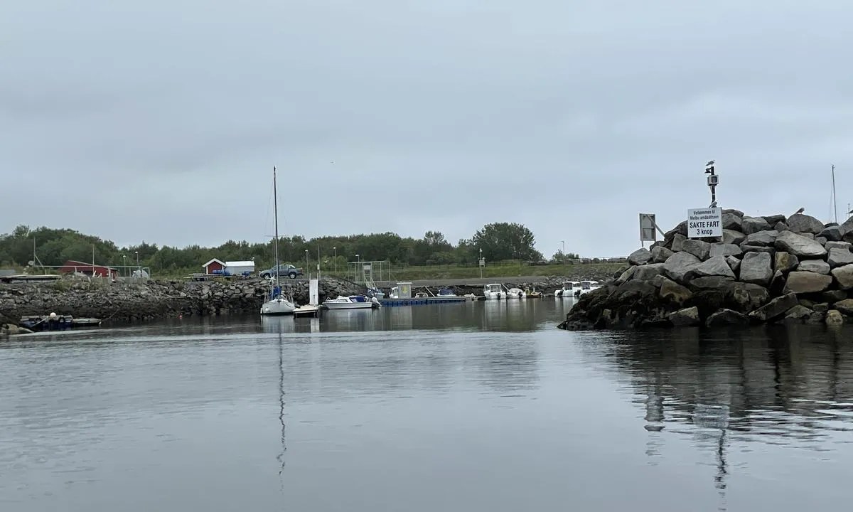 Melbu Småbåthavn: {"base": "no", "no": "Innl\u00f8pet til gjestehavna", "se": "Inloppet till g\u00e4sthamnen", "en": "The entrance to the guest harbour", "da": "Indl\u00f8bet til g\u00e6stehavnen"}