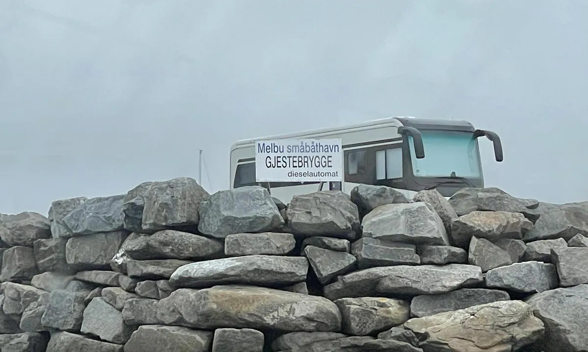 Melbu Småbåthavn: {"base": "no", "no": "Det er ogs\u00e5 bobilparkering", "se": "Det finns ocks\u00e5 husbilsparkering", "en": "There is also motorhome parking", "da": "Der er ogs\u00e5 autocamperparkering"}