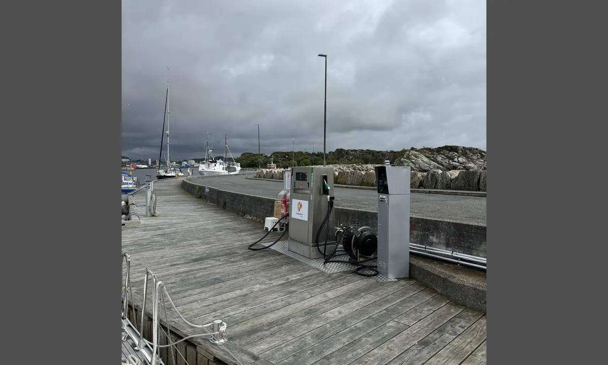 Melingsundet Gjestebrygge - Tananger: {"base": "no", "no": "Diesel og bensin er omsider tilbake i Tananger. Pumpene er plassert langs moloen, like aktenfor der hvor losb\u00e5tene ligger fort\u00f8yd.", "se": "Diesel och bensin \u00e4r \u00e4ntligen tillbaka i Tananger. Pumparna \u00e4r placerade l\u00e4ngs med piren, precis akter om d\u00e4r lotsb\u00e5tarna ligger f\u00f6rt\u00f6jda.", "en": "Diesel and gasoline are finally back in Tananger. The pumps are located along the breakwater, just astern of where the pilot boats are moored.", "da": "Diesel og benzin er endelig tilbage i Tananger. Pumperne er placeret langs molen, lige agter for der, hvor lodsb\u00e5dene ligger fort\u00f8jet."}