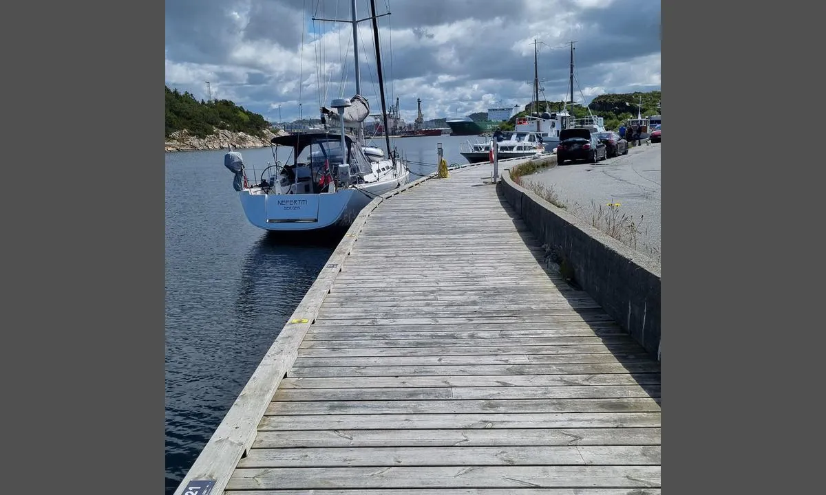 Melingsundet Gjestebrygge - Tananger: {"base": "no", "no": "Vann og str\u00f8m p\u00e5 brygga, betales i go marina", "se": "Vatten och el p\u00e5 bryggan, betalas i Go Marina", "en": "Water and electricity on the dock, payment through GoMarina", "da": "Vand og str\u00f8m p\u00e5 bryggen, betales i go marina"}