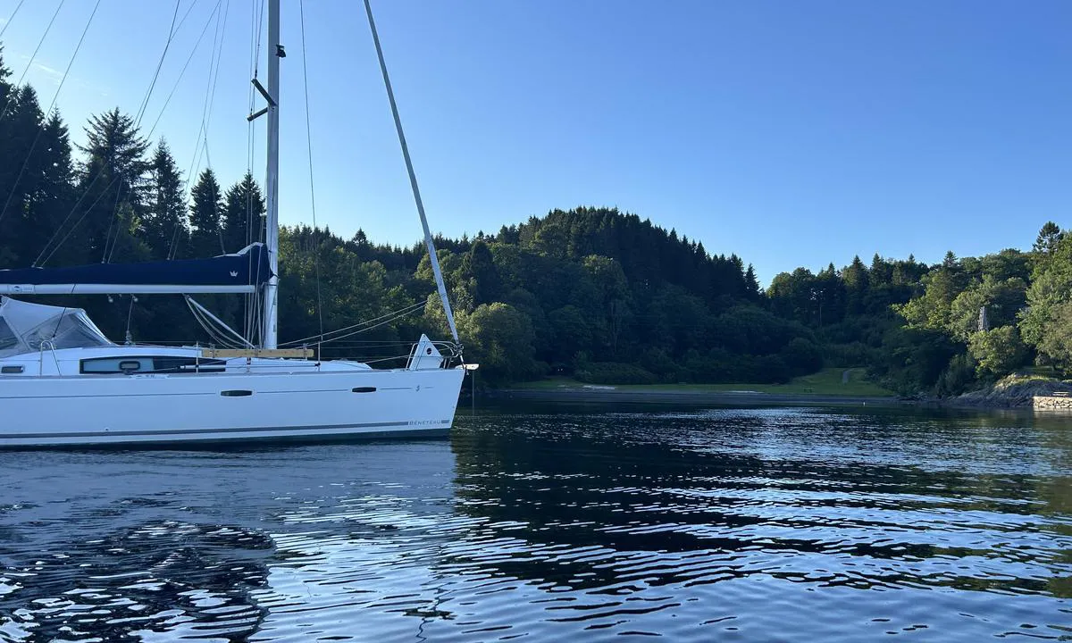 Melkeviken: {"base": "no", "no": "Veldig godt beskyttet svaihavn. Bl\u00e5ste frisk bris NV da vi gikk inn, helt vindstille her inne", "se": "V\u00e4ldigt v\u00e4l skyddad svajplats. Det bl\u00e5ste frisk bris NV n\u00e4r vi gick in, helt vindstilla h\u00e4r inne", "en": "Very well-protected anchorage. There was a fresh breeze from the NW when we entered, completely calm in here.", "da": "Meget godt beskyttet svinghavn. Bl\u00e6ste frisk brise NV da vi gik ind, helt vindstille herinde"}