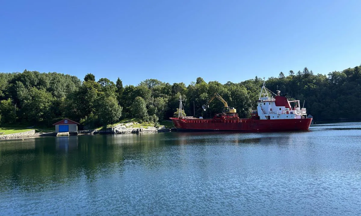 Melkeviken: {"base": "no", "no": "God dybde v steinkaien p\u00e5 den siden som b\u00e5t ligger, men denne kom om morgenen og losset sand, s\u00e5 usikker p\u00e5 om den er tilgjengelig for offentlig bruk", "se": "God djup vid stenbryggan p\u00e5 den sida d\u00e4r b\u00e5ten ligger, men denna kom p\u00e5 morgonen och lossade sand, s\u00e5 os\u00e4ker p\u00e5 om den \u00e4r tillg\u00e4nglig f\u00f6r offentligt bruk", "en": "Good depth at the stone quay on the side where the boat is, but this boat arrived in the morning and unloaded sand, so uncertain if it is available for public use.", "da": "God dybde ved stenkajens side, hvor b\u00e5den ligger, men denne kom om morgenen og lossede sand, s\u00e5 usikker p\u00e5 om den er tilg\u00e6ngelig for offentlig brug"}