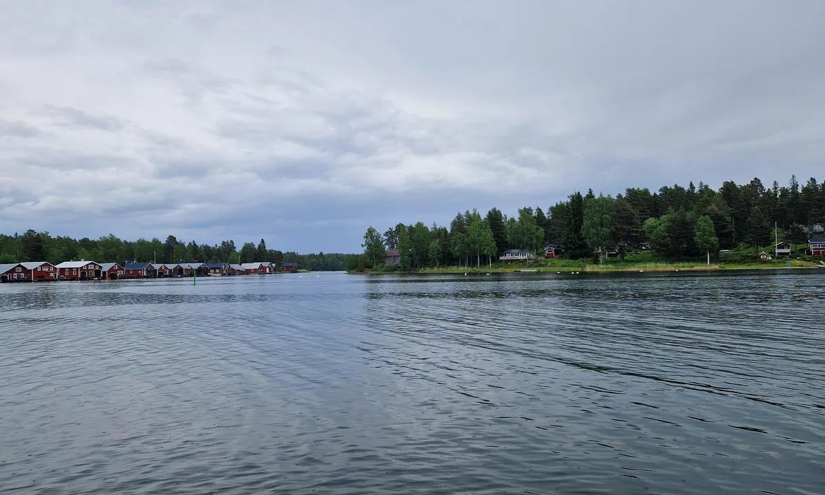 Mellanfjärdens Gästhamn: {"base": "en", "no": "Nordutgangen er reservert for sv\u00e6rt liten dypgang. Sjekk ditt detaljerte kart og din faktiske dypgang f\u00f8r du pr\u00f8ver.", "se": "Den norra utg\u00e5ngen \u00e4r reserverad f\u00f6r mycket grunt djupg\u00e5ende. Kontrollera din detaljerade sj\u00f6kort och ditt faktiska djupg\u00e5ende innan du f\u00f6rs\u00f6ker.", "en": "The north exit is reserved to very shallow draft.\r\nCheck your detailed chart and your real draft before trying.", "da": "Nordudgangen er reserveret til meget lav dybgang. Tjek dit detaljerede s\u00f8kort og din faktiske dybgang f\u00f8r du fors\u00f8ger.", "fr": "La sortie nord est r\u00e9serv\u00e9e aux tirants d'eau tr\u00e8s faibles. V\u00e9rifiez votre carte d\u00e9taill\u00e9e et votre tirant d'eau r\u00e9el avant d'essayer.", "de": "Der n\u00f6rdliche Ausgang ist f\u00fcr Schiffe mit sehr geringem Tiefgang reserviert. \u00dcberpr\u00fcfen Sie Ihre detaillierte Seekarte und Ihren tats\u00e4chlichen Tiefgang, bevor Sie es versuchen.", "es": "La salida norte est\u00e1 reservada para calados muy poco profundos.<br>Verifique su carta detallada y su calado real antes de intentarlo.", "it": "L'uscita a nord \u00e8 riservata a imbarcazioni con pescaggio molto ridotto.<br>Controlla la tua carta dettagliata e il tuo pescaggio reale prima di tentare.", "pt": "A sa\u00edda norte \u00e9 reservada para calado muito raso. Verifique seu mapa detalhado e seu calado real antes de tentar.", "nl": "De noordelijke uitgang is gereserveerd voor zeer ondiepe diepgang. Controleer uw gedetailleerde kaart en uw werkelijke diepgang voordat u het probeert.", "pl": "Wyj\u015bcie na p\u00f3\u0142noc jest zarezerwowane dla jednostek o bardzo ma\u0142ym zanurzeniu. Sprawd\u017a swoj\u0105 szczeg\u00f3\u0142ow\u0105 map\u0119 i swoje faktyczne zanurzenie przed pr\u00f3b\u0105.", "uk": "\u041f\u0456\u0432\u043d\u0456\u0447\u043d\u0438\u0439 \u0432\u0438\u0445\u0456\u0434 \u0437\u0430\u0440\u0435\u0437\u0435\u0440\u0432\u043e\u0432\u0430\u043d\u0438\u0439 \u0434\u043b\u044f \u0434\u0443\u0436\u0435 \u043c\u0456\u043b\u043a\u043e\u0433\u043e \u043e\u0441\u0430\u0434\u0443.<br>\u041f\u0435\u0440\u0435\u0432\u0456\u0440\u0442\u0435 \u0441\u0432\u043e\u044e \u0434\u0435\u0442\u0430\u043b\u044c\u043d\u0443 \u043a\u0430\u0440\u0442\u0443 \u0442\u0430 \u0444\u0430\u043a\u0442\u0438\u0447\u043d\u0438\u0439 \u043e\u0441\u0430\u0434 \u043f\u0435\u0440\u0435\u0434 \u0441\u043f\u0440\u043e\u0431\u043e\u044e.", "ro": "Ie\u0219irea spre nord este rezervat\u0103 pentru pescaj foarte mic. Verifica\u021bi harta detaliat\u0103 \u0219i pescajul real \u00eenainte de a \u00eencerca.", "tr": "Kuzey \u00e7\u0131k\u0131\u015f\u0131 \u00e7ok s\u0131\u011f draft i\u00e7in ayr\u0131lm\u0131\u015ft\u0131r. Denemeden \u00f6nce detayl\u0131 haritan\u0131z\u0131 ve ger\u00e7ek draft\u0131n\u0131z\u0131 kontrol edin.", "el": "\u0397 \u03b2\u03cc\u03c1\u03b5\u03b9\u03b1 \u03ad\u03be\u03bf\u03b4\u03bf\u03c2 \u03b5\u03af\u03bd\u03b1\u03b9 \u03ba\u03c1\u03b1\u03c4\u03b7\u03bc\u03ad\u03bd\u03b7 \u03b3\u03b9\u03b1 \u03c0\u03bf\u03bb\u03cd \u03bc\u03b9\u03ba\u03c1\u03cc \u03b2\u03cd\u03b8\u03b9\u03c3\u03bc\u03b1. \u0395\u03bb\u03ad\u03b3\u03be\u03c4\u03b5 \u03c4\u03bf\u03bd \u03b1\u03bd\u03b1\u03bb\u03c5\u03c4\u03b9\u03ba\u03cc \u03c3\u03b1\u03c2 \u03c7\u03ac\u03c1\u03c4\u03b7 \u03ba\u03b1\u03b9 \u03c4\u03bf \u03c0\u03c1\u03b1\u03b3\u03bc\u03b1\u03c4\u03b9\u03ba\u03cc \u03b2\u03cd\u03b8\u03b9\u03c3\u03bc\u03b1 \u03c0\u03c1\u03b9\u03bd \u03c0\u03c1\u03bf\u03c3\u03c0\u03b1\u03b8\u03ae\u03c3\u03b5\u03c4\u03b5.", "cs": "Severn\u00ed v\u00fdjezd je vyhrazeno pro velmi m\u011blk\u00e9 ponory. P\u0159ed pokusem si zkontrolujte sv\u016fj podrobn\u00fd pl\u00e1n a aktu\u00e1ln\u00ed ponor.", "hu": "Az \u00e9szaki kij\u00e1rat nagyon sek\u00e9ly mer\u00fcl\u00e9sre van fenntartva. Ellen\u0151rizze a r\u00e9szletes t\u00e9rk\u00e9p\u00e9t \u00e9s a val\u00f3s mer\u00fcl\u00e9s\u00e9t, miel\u0151tt megpr\u00f3b\u00e1ln\u00e1.", "fi": "Pohjoinen ulosk\u00e4ynti on varattu eritt\u00e4in matalalle syv\u00e4ykselle.<br>Tarkista yksityiskohtainen karttasi ja todellinen syv\u00e4yksesi ennen yritt\u00e4mist\u00e4.", "bg": "\u0421\u0435\u0432\u0435\u0440\u043d\u0438\u044f\u0442 \u0438\u0437\u0445\u043e\u0434 \u0435 \u0437\u0430\u043f\u0430\u0437\u0435\u043d \u0437\u0430 \u043c\u043d\u043e\u0433\u043e \u043f\u043b\u0438\u0442\u043a\u0438 \u043a\u043e\u0440\u0430\u0431\u0438. \u041f\u0440\u043e\u0432\u0435\u0440\u0435\u0442\u0435 \u0432\u0430\u0448\u0430\u0442\u0430 \u043f\u043e\u0434\u0440\u043e\u0431\u043d\u0430 \u043a\u0430\u0440\u0442\u0430 \u0438 \u0440\u0435\u0430\u043b\u043d\u0430\u0442\u0430 \u0433\u0430\u0437\u0435\u043d\u0435 \u043f\u0440\u0435\u0434\u0438 \u0434\u0430 \u043e\u043f\u0438\u0442\u0430\u0442\u0435.", "sr": "Severni izlaz je rezervisan za veoma plitke gazove. Proverite va\u0161u detaljnu kartu i va\u0161 stvarni gaz pre nego \u0161to poku\u0161ate.", "et": "P\u00f5hjapoolne v\u00e4ljap\u00e4\u00e4s on reserveeritud v\u00e4ga madala s\u00fcvisega alustele. Kontrollige oma detailset kaarti ja tegelikku s\u00fcvist enne proovimist.", "lv": "Zieme\u013cu izeja ir rezerv\u0113ta \u013coti maziem iegrimes dzi\u013cumiem. P\u0101rbaudiet savu detaliz\u0113to karti un patieso iegrimi pirms m\u0113\u0123in\u0101juma.", "lt": "\u0160iaur\u0117s i\u0161\u0117jimas skirtas labai ma\u017eam grimzliui. Patikrinkite savo i\u0161sam\u0173 \u017eem\u0117lap\u012f ir tikr\u0105j\u012f grimzl\u012f prie\u0161 bandydami."}