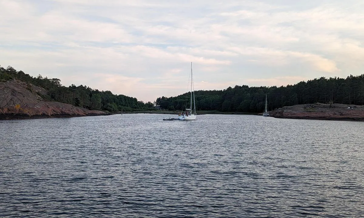 Mellom-Bolæren Nord: {"base": "en", "no": "Utsikt fra ankringsplassen mot bekken.", "se": "Utsikt fr\u00e5n ankringsplatsen mot viken.", "en": "View from anchorage towards the creek.", "da": "Udsigt fra ankerpladsen mod bugten."}
