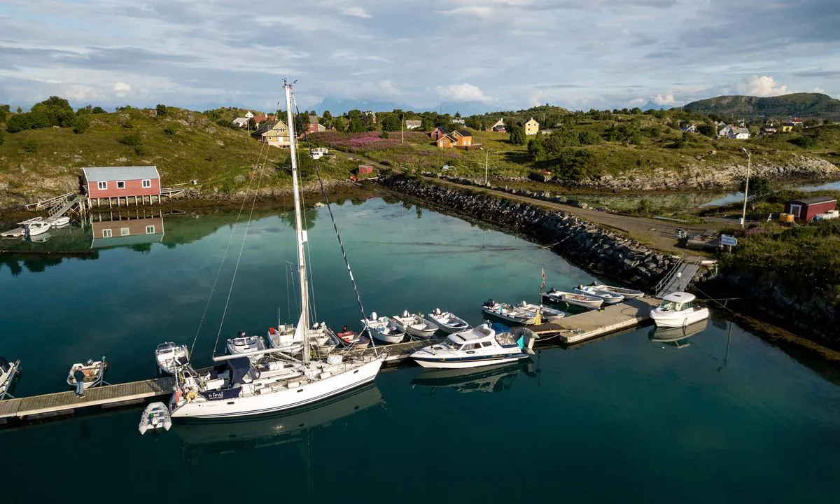 Meløyvær Småbåtforening: {"base": "no", "no": "Gjestebryggen ligger idyllisk til.", "se": "G\u00e4stbryggan ligger idylliskt till.", "en": "The guest pier is idyllically situated.", "da": "G\u00e6stebroen ligger idyllisk til."}
