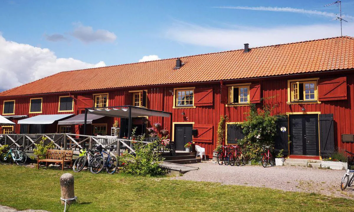 {"base": "de", "no": "Med lite hotell og matbit", "se": "Mem litet hotell och snabbmatsst\u00e4lle", "en": "With a small hotel and snack bar", "da": "Med et lille hotel og en snackbar", "fr": "Avec un petit h\u00f4tel et un snack-bar", "de": "Mem kleines Hotel und Imbiss", "es": "Mem peque\u00f1o hotel y snack bar", "it": "Hotel e snack bar", "pt": "Com pequeno hotel e lanchonete", "nl": "Met een klein hotel en snackbar", "pl": "Z ma\u0142ym hotelem i barem", "uk": "\u0417 \u043c\u0430\u043b\u0435\u043d\u044c\u043a\u0438\u043c \u0433\u043e\u0442\u0435\u043b\u0435\u043c \u0456 \u0437\u0430\u043a\u0443\u0441\u043e\u0447\u043d\u043e\u044e", "ro": "Mem un mic hotel \u0219i un chio\u0219c", "tr": "K\u00fc\u00e7\u00fck bir otel ve b\u00fcfe ile", "el": "\u039c\u03b5 \u03ad\u03bd\u03b1 \u03bc\u03b9\u03ba\u03c1\u03cc \u03be\u03b5\u03bd\u03bf\u03b4\u03bf\u03c7\u03b5\u03af\u03bf \u03ba\u03b1\u03b9 \u03ba\u03b1\u03bd\u03c4\u03af\u03bd\u03b1", "cs": "S mal\u00fdm hotelem a ob\u010derstven\u00edm", "hu": "Egy kis hotel \u00e9s gyors\u00e9tterem", "fi": "Pienen hotellin ja kioskin kanssa", "bg": "\u0421 \u043c\u0430\u043b\u043a\u0438\u044f \u0445\u043e\u0442\u0435\u043b \u0438 \u0441\u043d\u0435\u043a \u0431\u0430\u0440", "sr": "Mali hotel i kioska za hranu", "et": "Mem v\u00e4ike hotell ja suupistebaar", "lv": "Neliela viesn\u012bca un uzkodu b\u0101rs", "lt": "Mem ma\u017eas vie\u0161butis ir u\u017ekandin\u0117"}