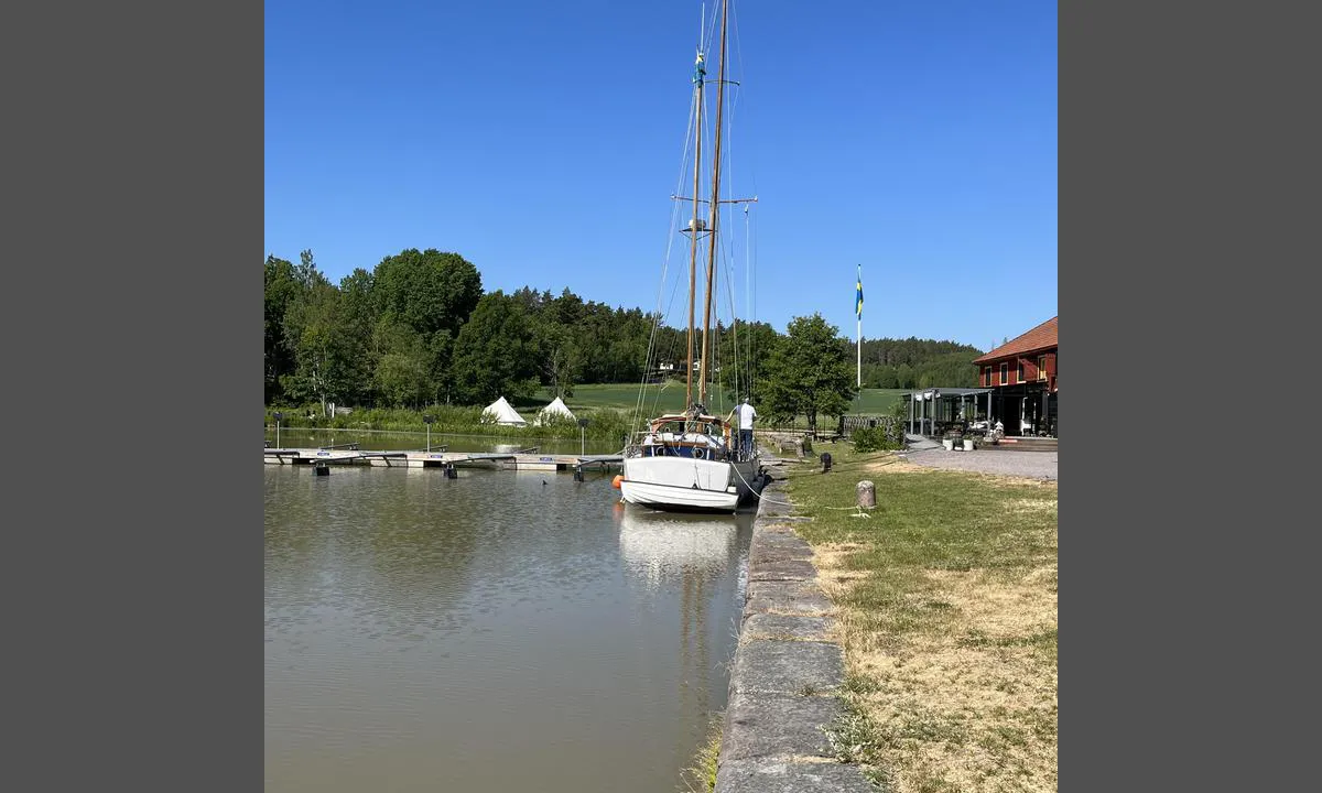 Mem: {"base": "no", "no": "Koselig pensjonat / restaurant ved havna. Sykkelutleie.", "se": "Trevligt pensionat / restaurang vid hamnen. Cykeluthyrning.", "en": "Cozy guesthouse / restaurant by the harbor. Bicycle rental.", "da": "Hyggeligt pensionat / restaurant ved havnen. Cykeludlejning."}