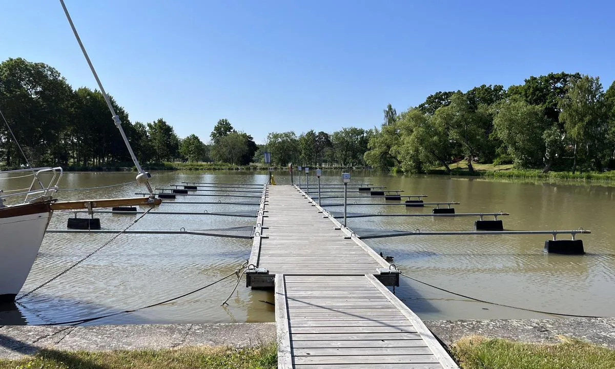Mem: {"base": "no", "no": "Idyllisk havn i starten / enden av G\u00f8takanal. Kun en sluse mellom denne og \u00d8stersj\u00f8en.", "se": "Idyllisk hamn i b\u00f6rjan / slutet av G\u00f6ta kanal. Endast en sluss mellan denna och \u00d6stersj\u00f6n.", "en": "Idyllic harbor at the start / end of the G\u00f6ta Canal. Only one lock between this and the Baltic Sea.", "da": "Idyllisk havn i starten / enden af G\u00f6ta kanal. Kun en sluse mellem denne og \u00d8sters\u00f8en."}