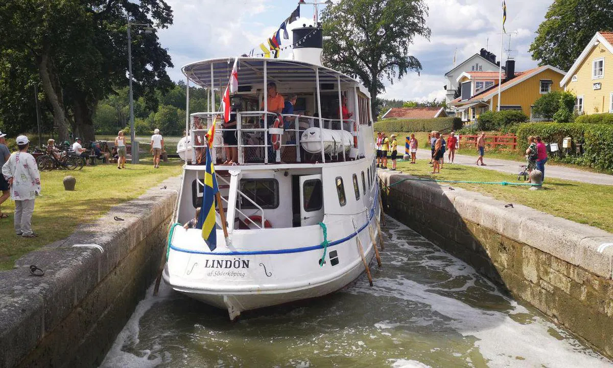 {"base": "de", "no": "Siste sluse Mem", "se": "Sista slussen Mem", "en": "Last lock Mem", "da": "Sidste sluse Mem", "fr": "Derni\u00e8re \u00e9cluse Mem", "de": "Letzte Schleuse Mem", "es": "\u00daltima esclusa Mem", "it": "Ultima chiusa Mem", "pt": "\u00daltima eclusa Mem", "nl": "Laatste sluis Mem", "pl": "Ostatnia \u015bluza Mem", "uk": "\u041e\u0441\u0442\u0430\u043d\u043d\u0456\u0439 \u0448\u043b\u044e\u0437 \u041c\u0435\u043c", "ro": "Ultima ecluz\u0103 Mem", "tr": "Son kilit Mem", "el": "\u03a4\u03b5\u03bb\u03b5\u03c5\u03c4\u03b1\u03af\u03b1 \u03ba\u03bb\u03b5\u03b9\u03b4\u03b1\u03c1\u03b9\u03ac Mem", "cs": "Posledn\u00ed zdymadlo Mem", "hu": "Utols\u00f3 zsilip Mem", "fi": "Viimeinen sulku Mem", "bg": "\u041f\u043e\u0441\u043b\u0435\u0434\u043d\u0438\u044f\u0442 \u0448\u043b\u044e\u0437 \u041c\u0435\u043c", "sr": "\u041f\u043e\u0441\u043b\u0435\u0434\u045a\u0438 \u043f\u0440\u0435\u0432\u043e\u0434 \u041c\u0435\u043c", "et": "Viimane l\u00fc\u00fcs Mem", "lv": "P\u0113d\u0113j\u0101 sl\u016b\u017ea Mem", "lt": "Paskutinis \u0161liuzas Mem"}